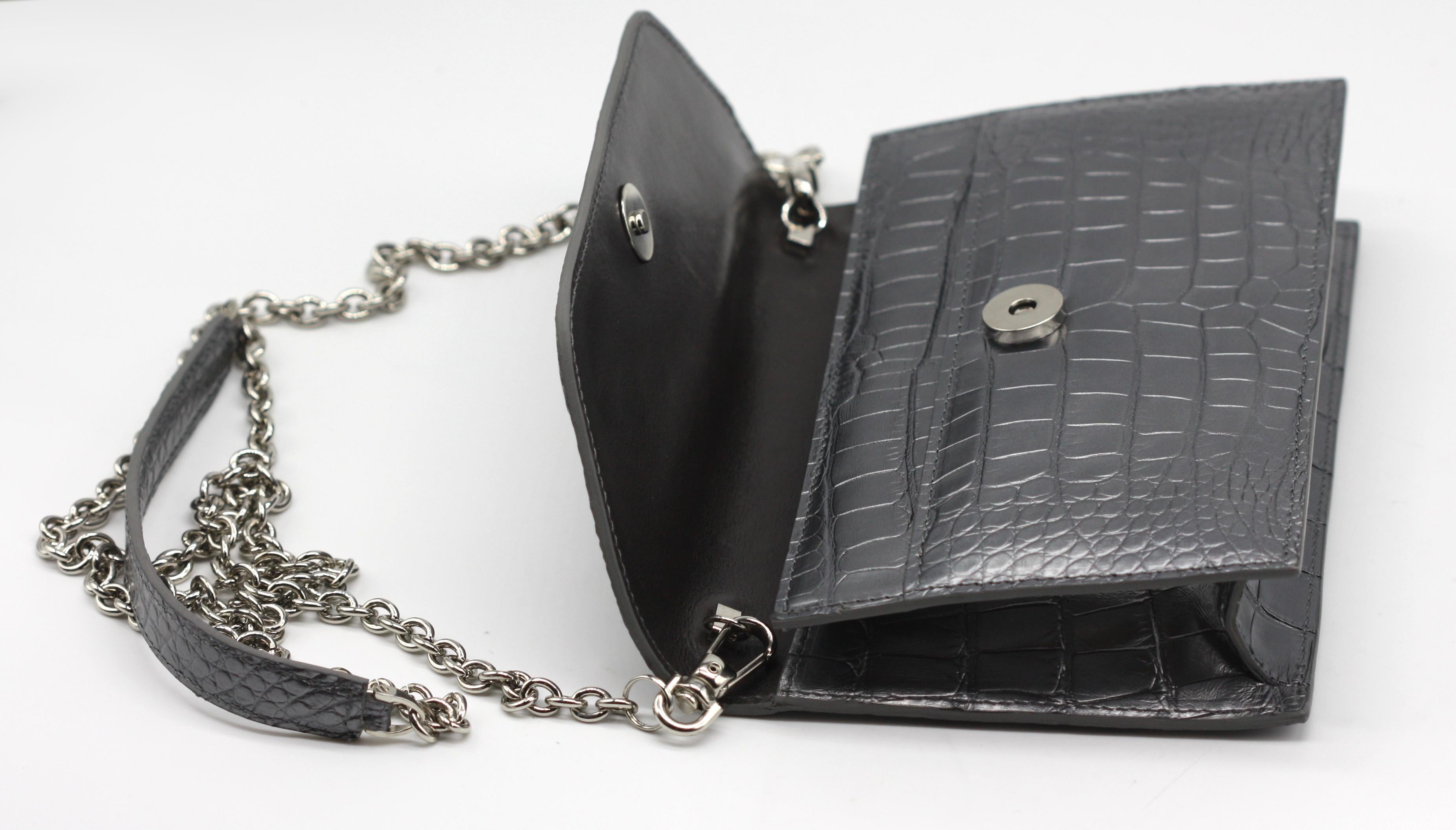 Lana Marks Silbergraue Alligator-Capri-Clutch im Zustand „Gut“ im Angebot in West Palm Beach, FL