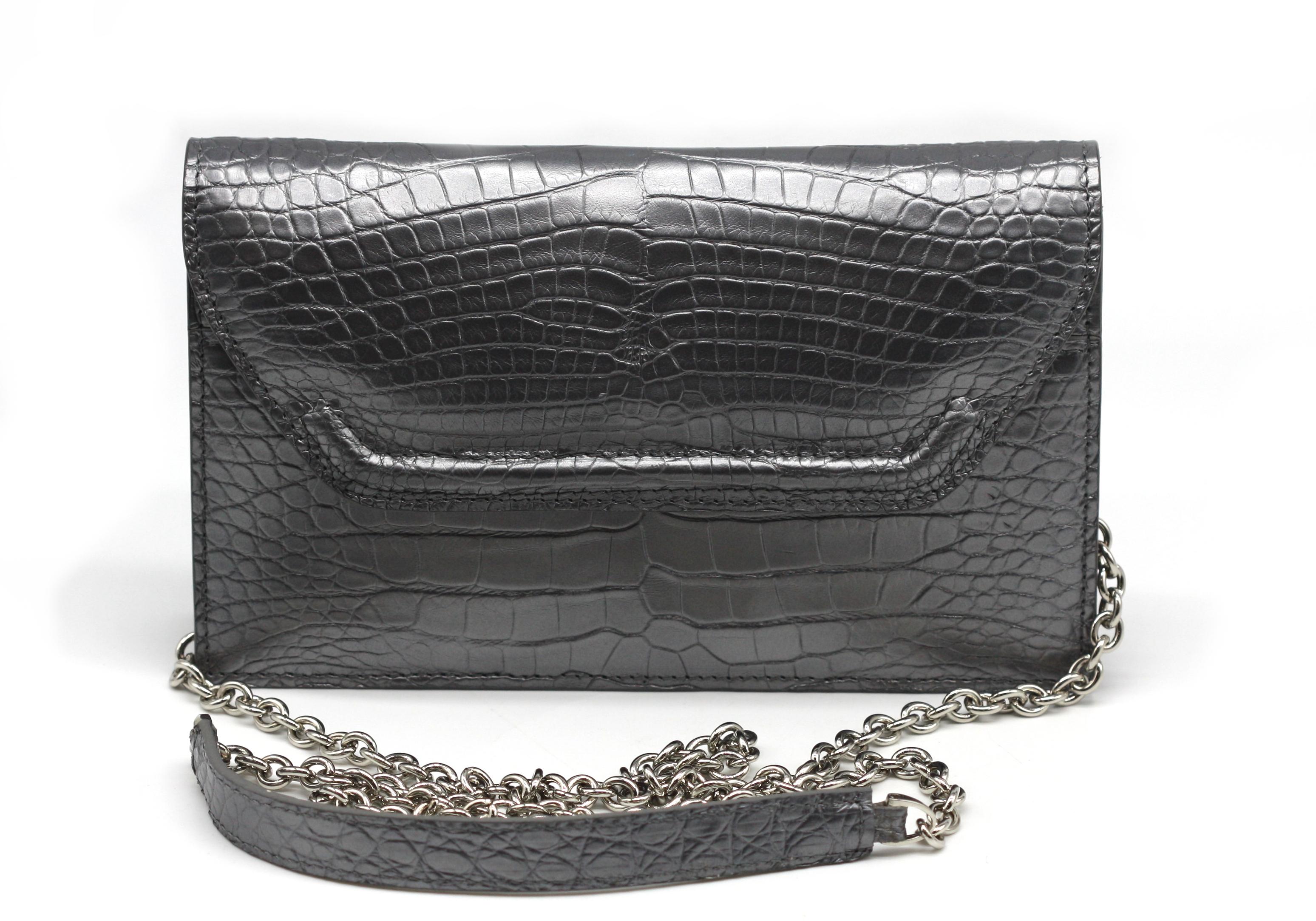 Lana Marks Silbergraue Alligator-Capri-Clutch im Angebot 2
