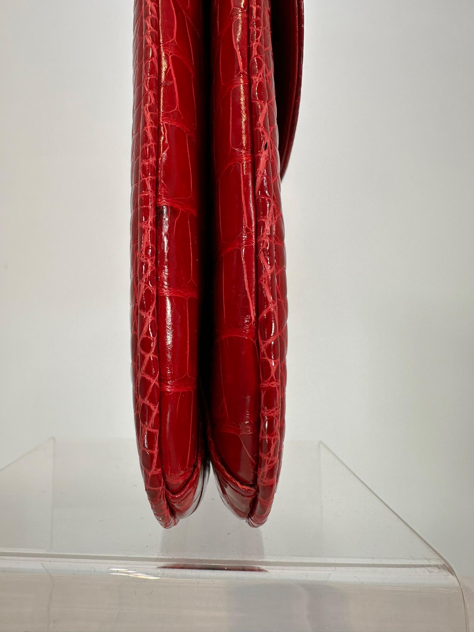 Bolso de mano o bandolera de cocodrilo rojo con cierre de oro y brillantes LANA of London 6