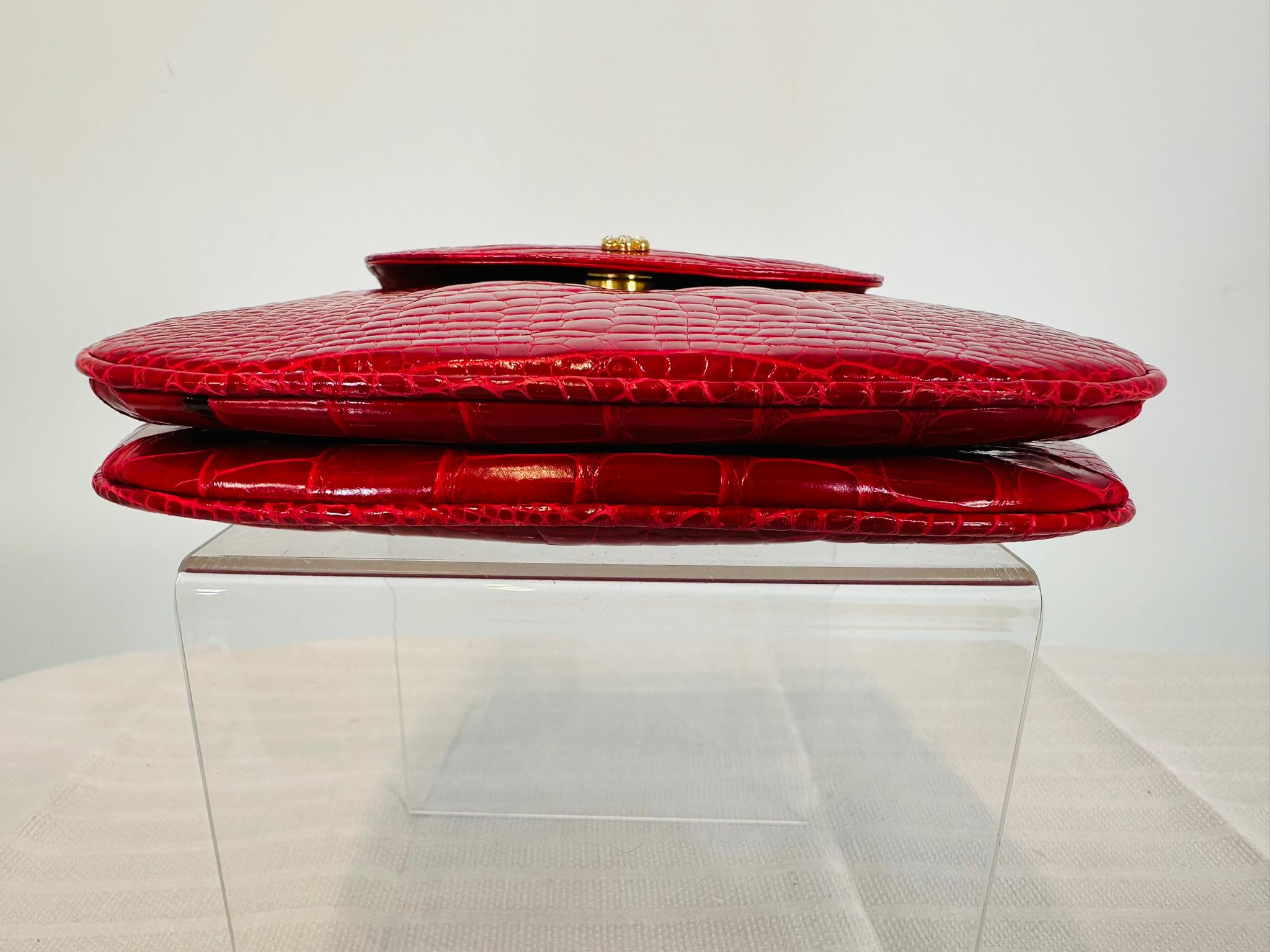 Bolso de mano o bandolera de cocodrilo rojo con cierre de oro y brillantes LANA of London 7
