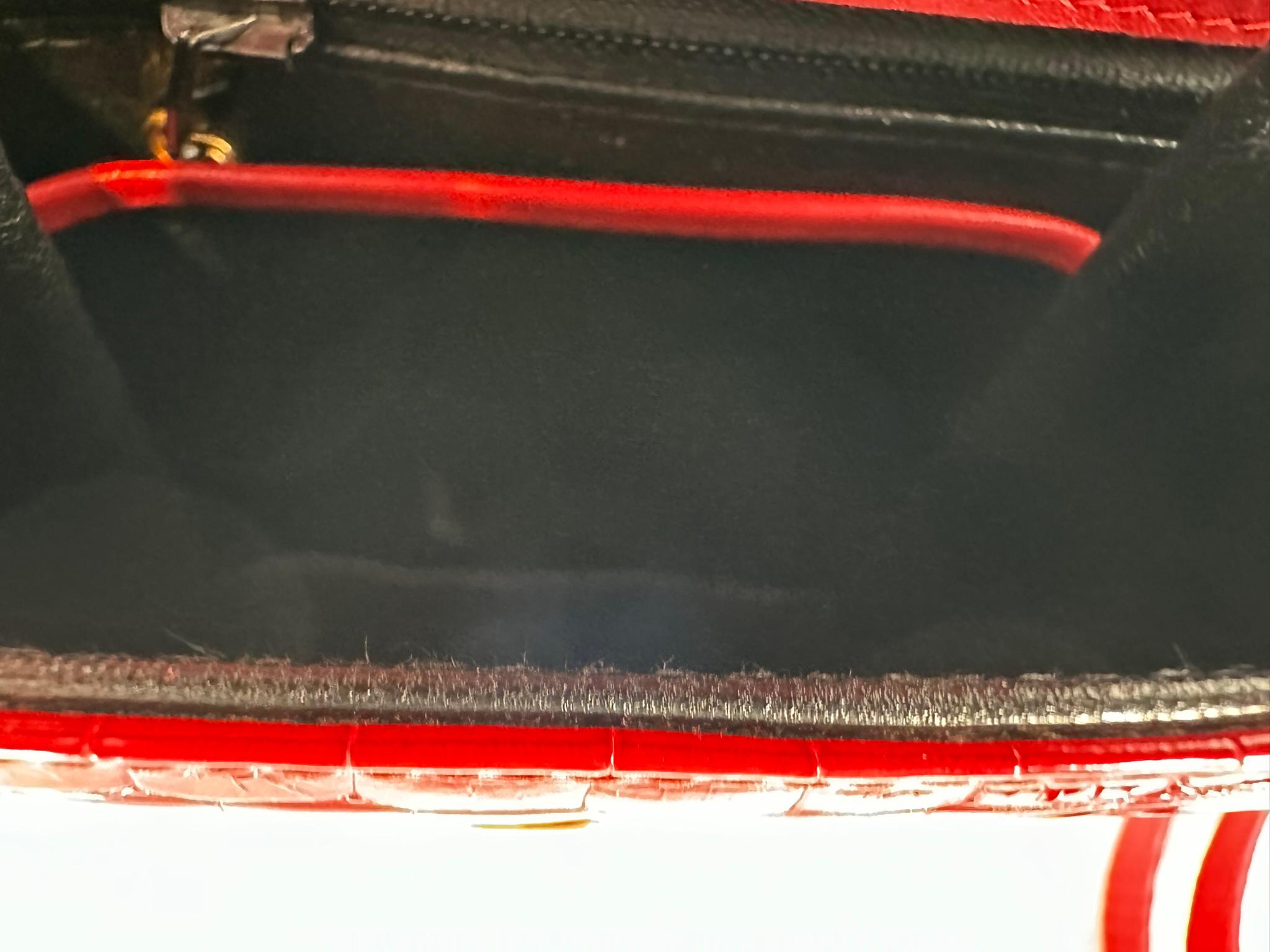 Bolso de mano o bandolera de cocodrilo rojo con cierre de oro y brillantes LANA of London 9
