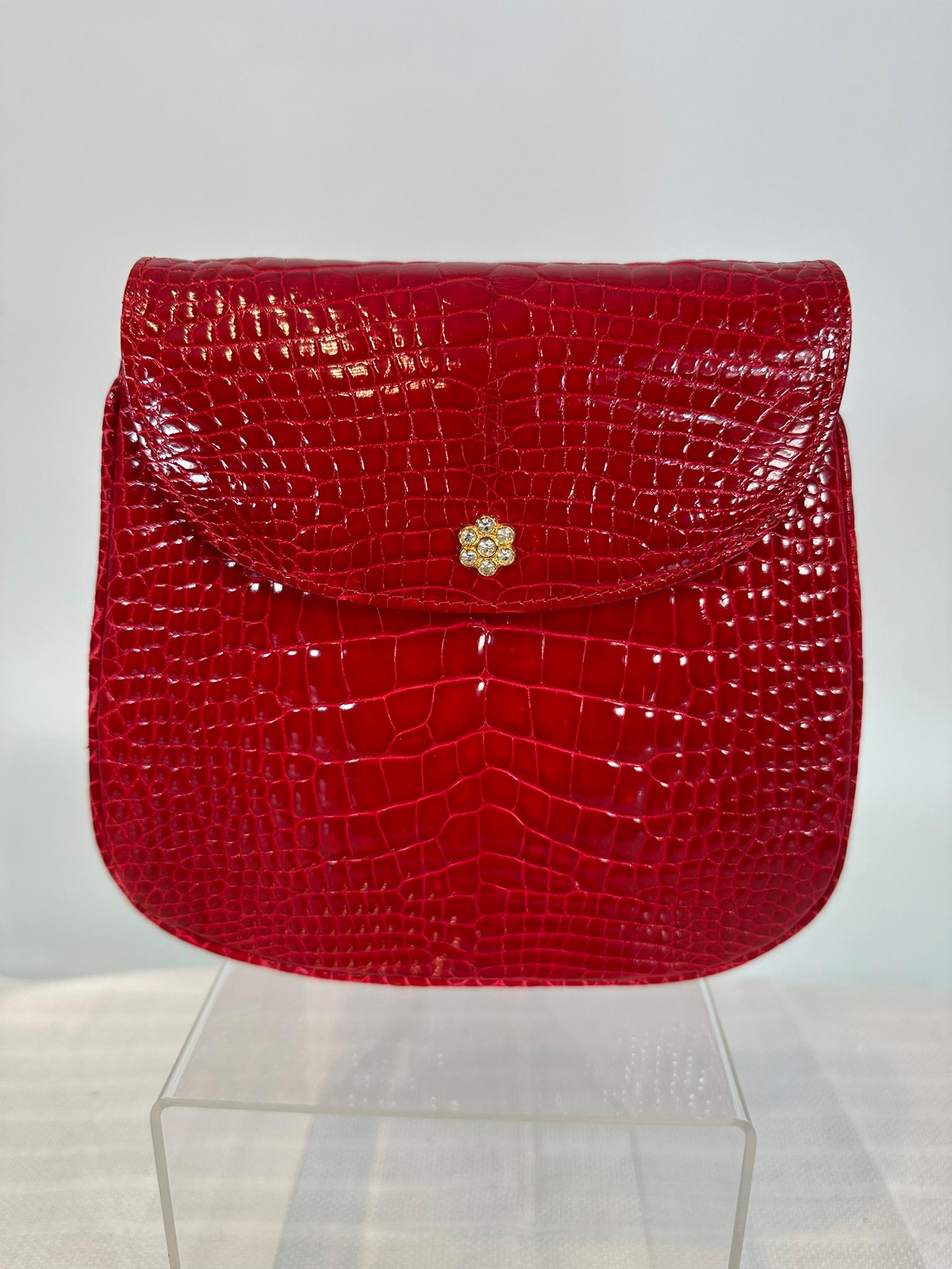 Bolso de mano o bandolera de cocodrilo rojo con cierre de oro y brillantes LANA of London en Excelente Estado en West Palm Beach, FL