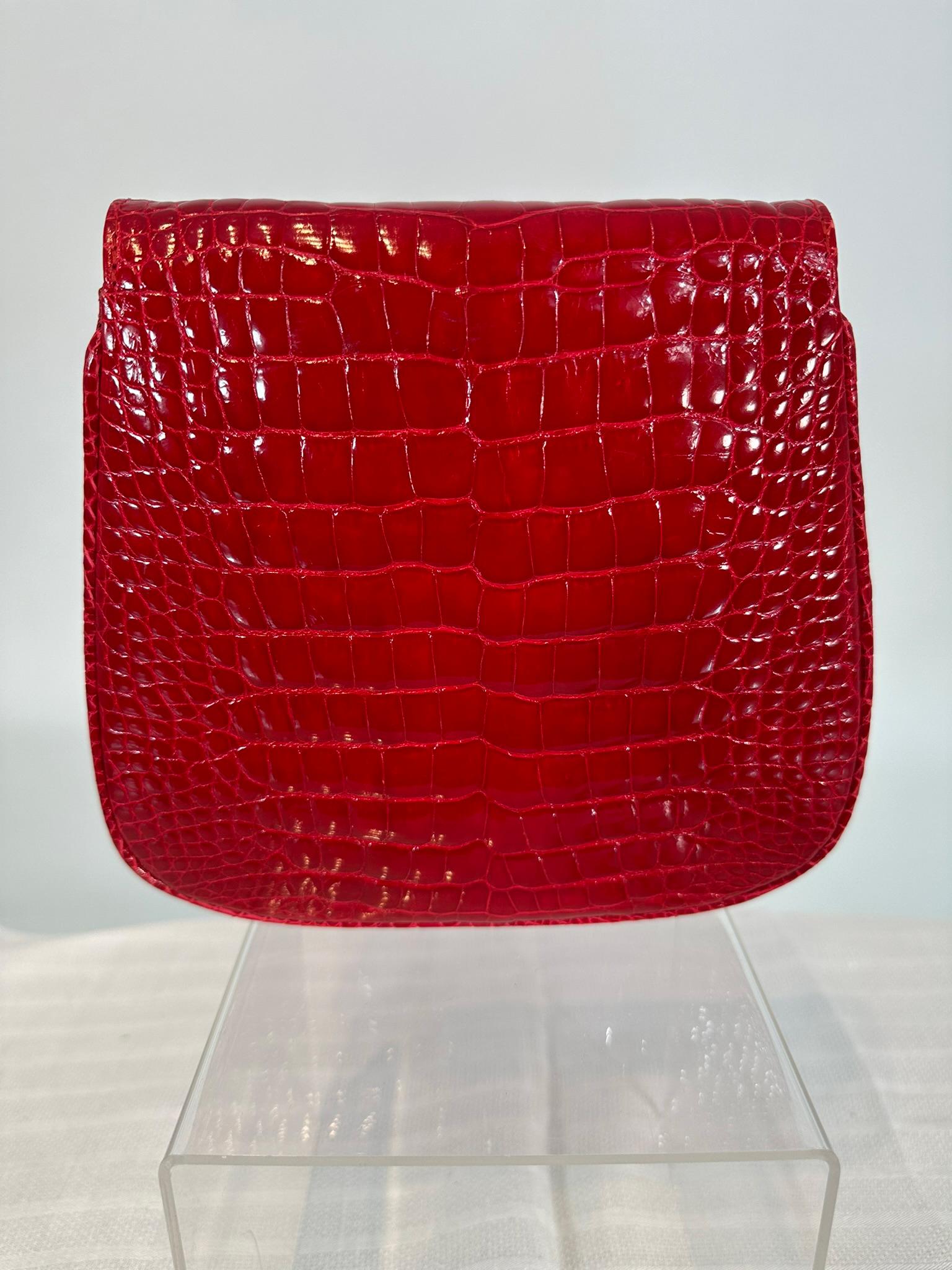 Bolso de mano o bandolera de cocodrilo rojo con cierre de oro y brillantes LANA of London 1