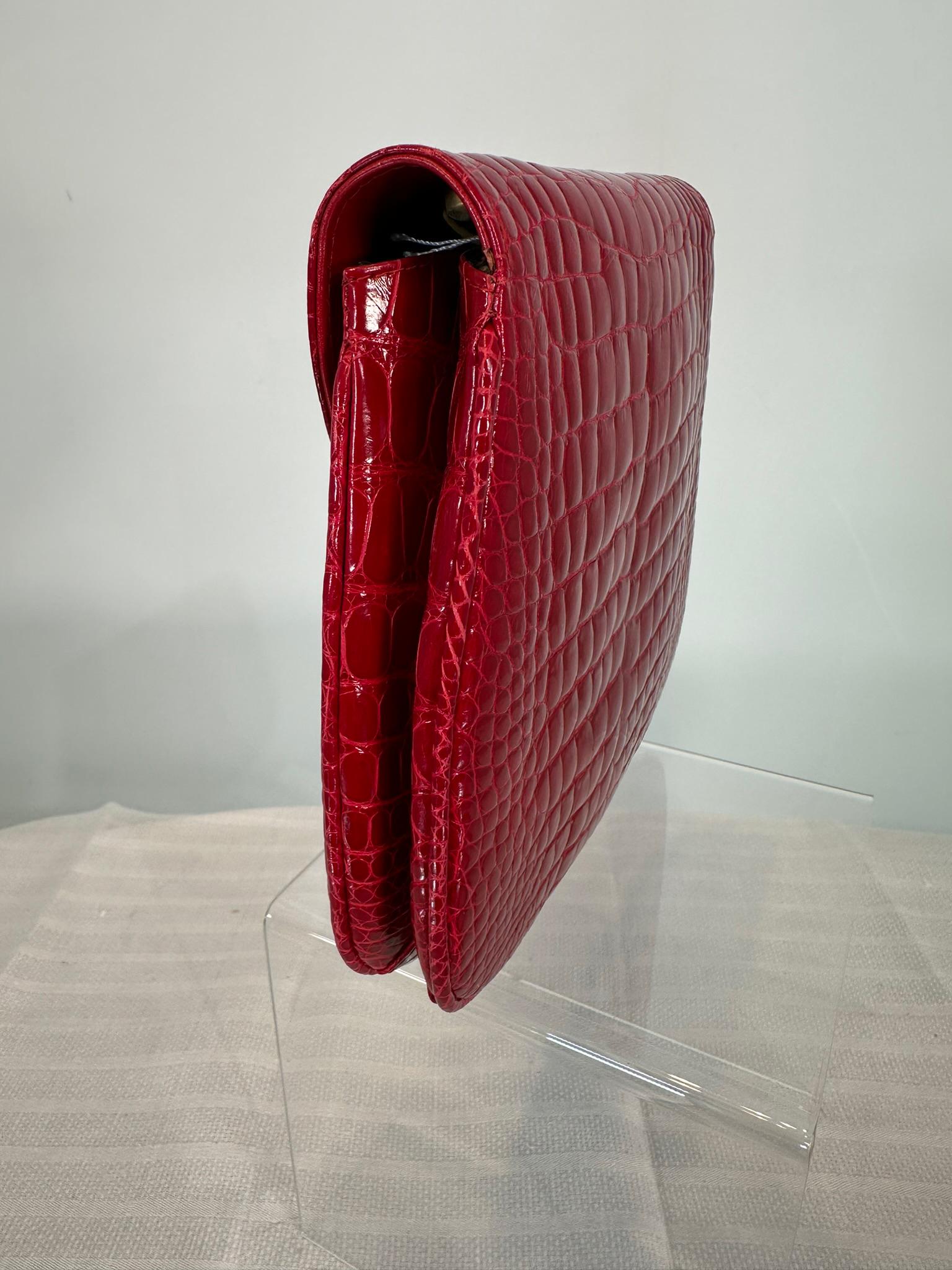 Bolso de mano o bandolera de cocodrilo rojo con cierre de oro y brillantes LANA of London 2