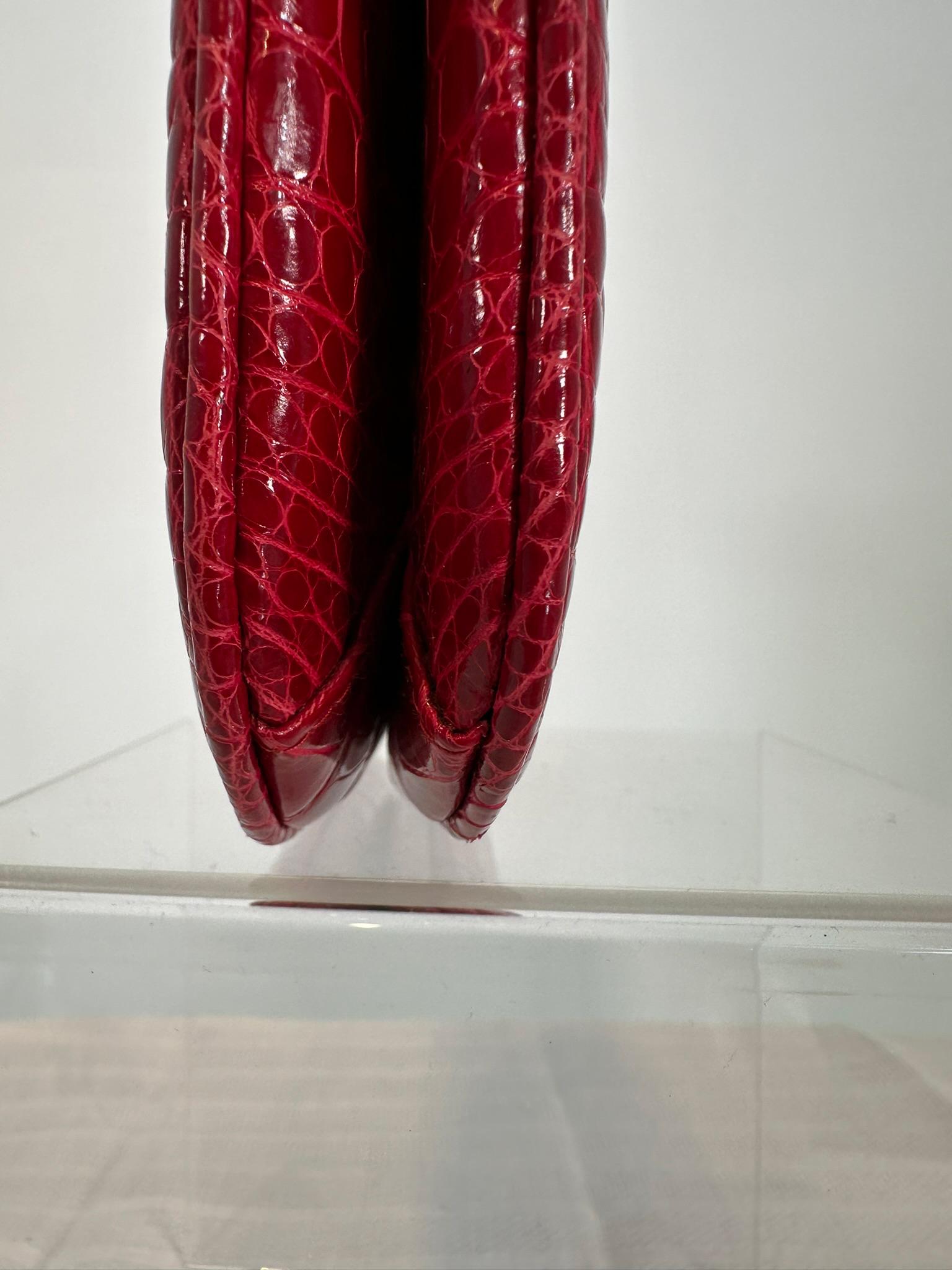 Bolso de mano o bandolera de cocodrilo rojo con cierre de oro y brillantes LANA of London 4