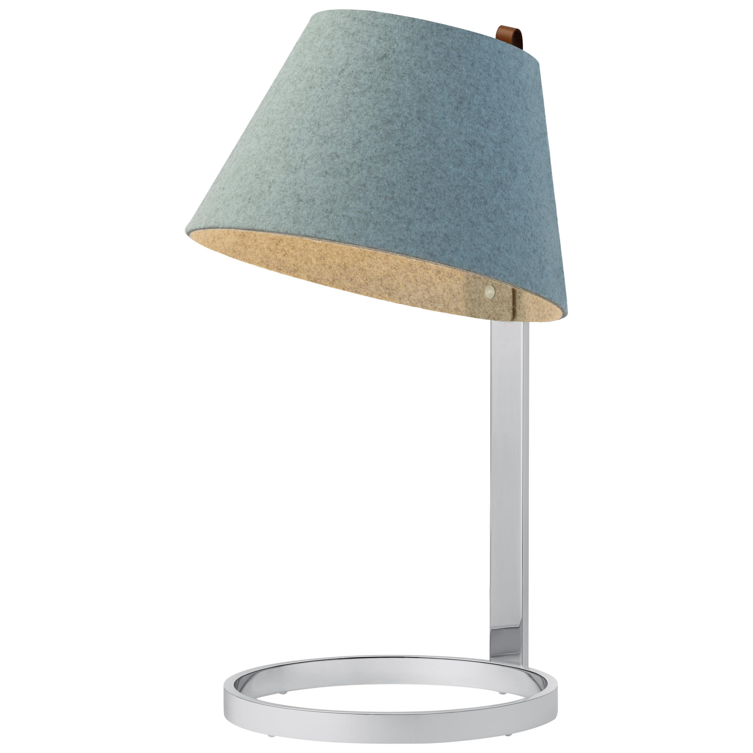 Petite lampe de bureau Lana en bleu arctique et gris avec base chromée par Pablo Designs en vente