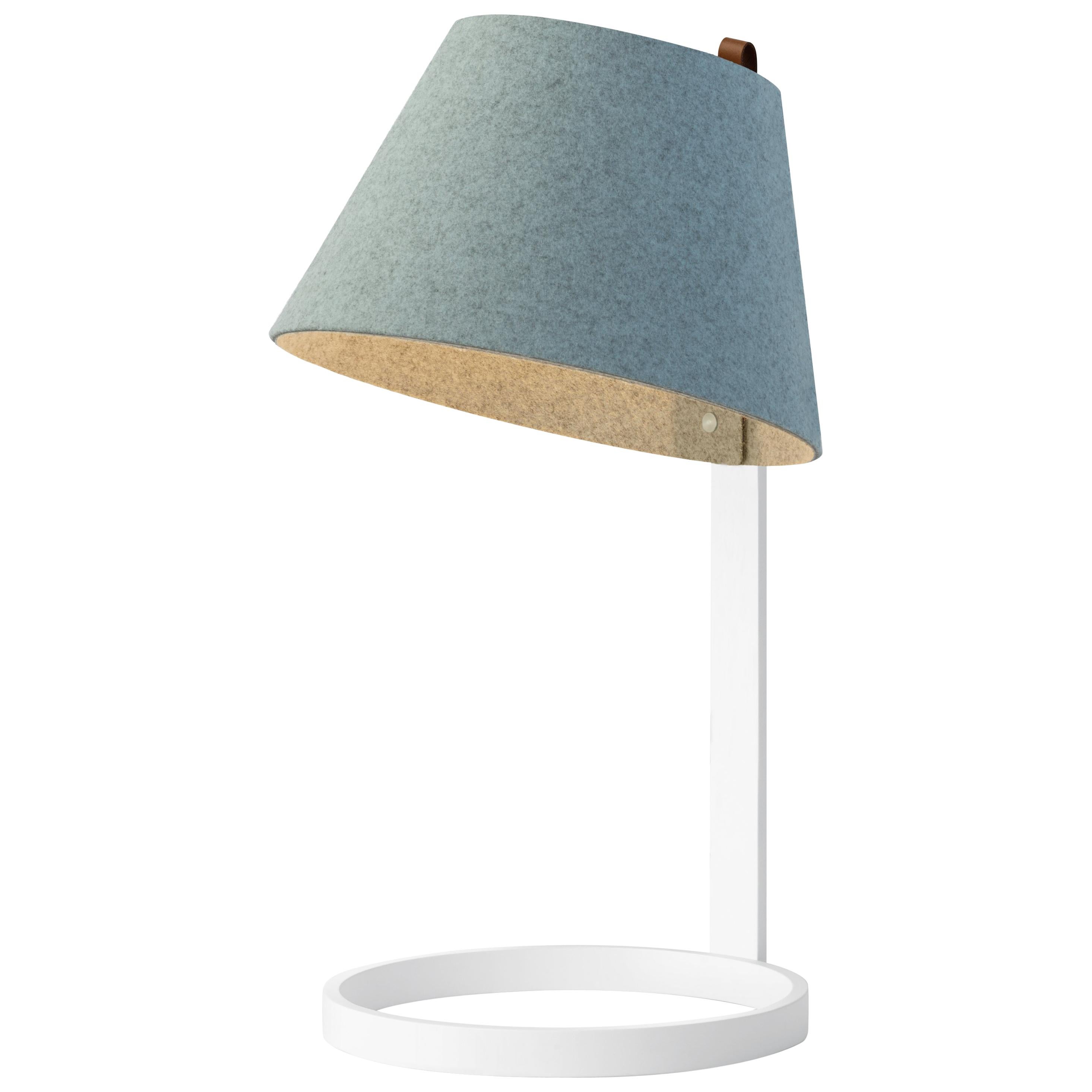 Kleine Lana-Tischlampe in archäologischem Blau und Grau mit weißem Sockel von Pablo Designs im Angebot