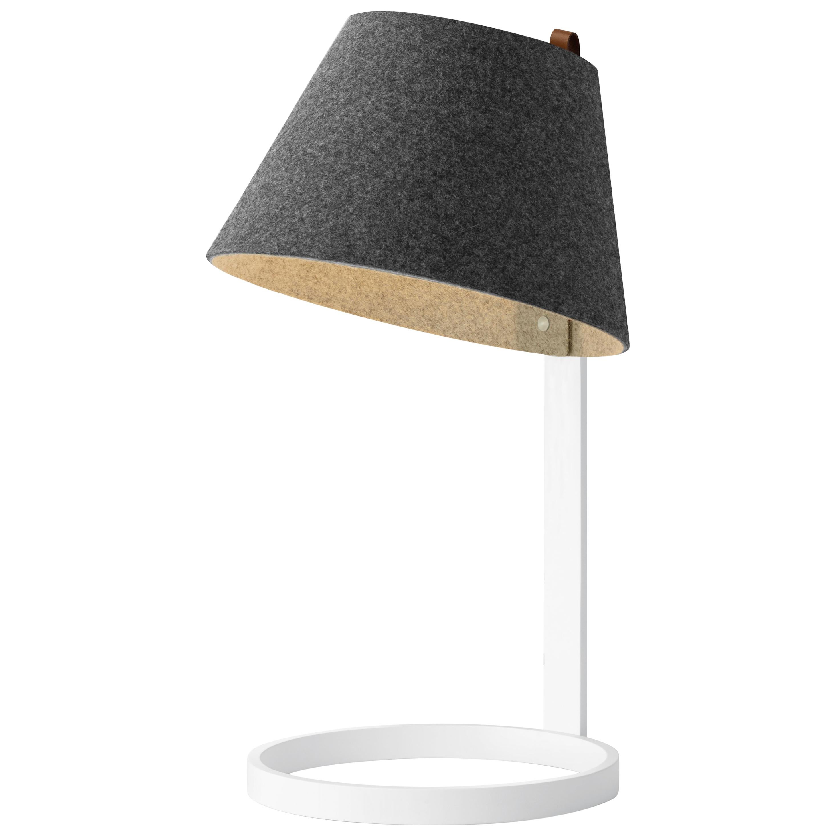 Kleine Lana-Tischlampe in Holzkohle und Grau mit weißem Sockel von Pablo Designs