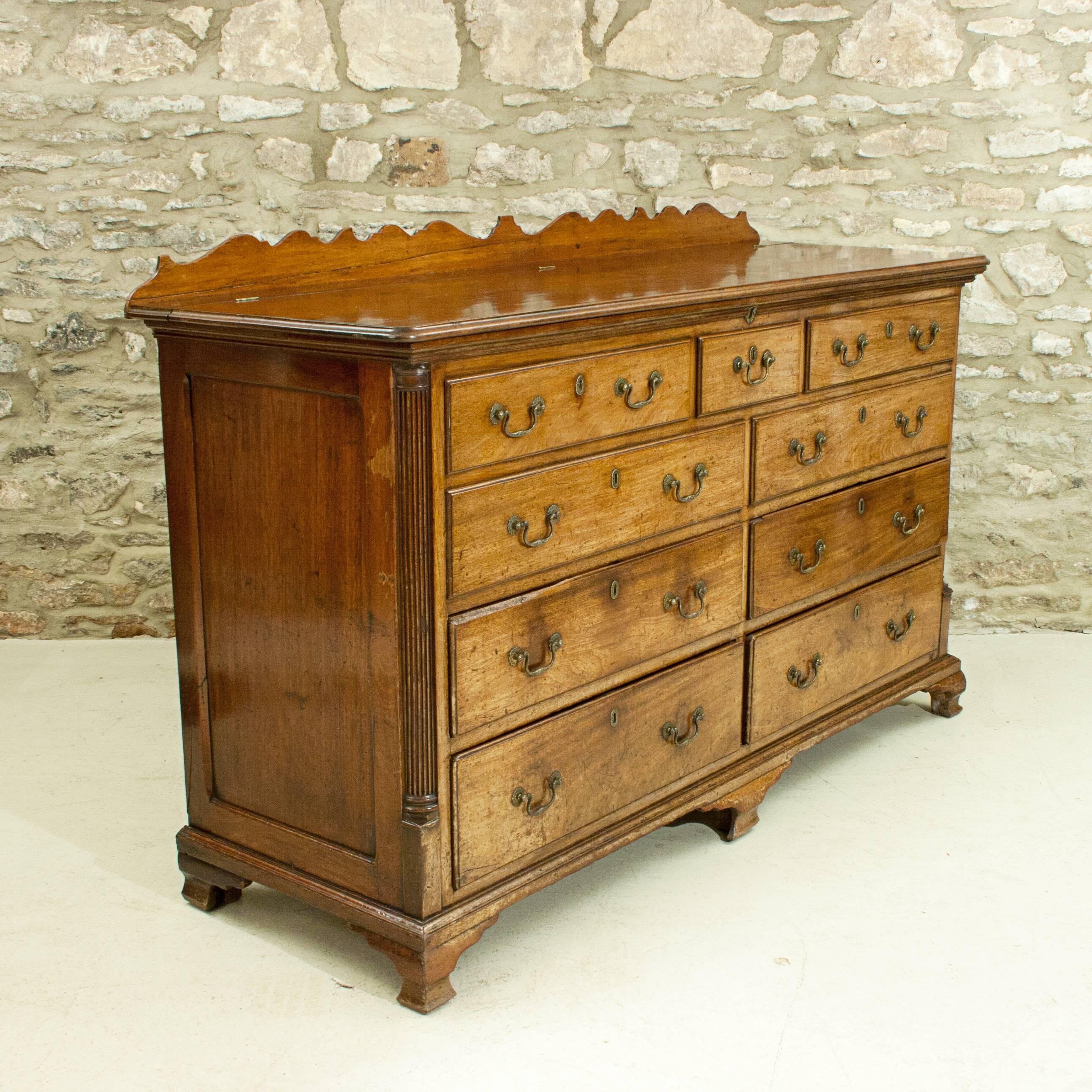 Lancashire Mule chest.
A George III Lancashire mule chest made of mahogany. The back board with wavy edge, the first two rows of drawers (five) are false drawers, allowing a great storage area when the hinged lid is lifted. There are four real