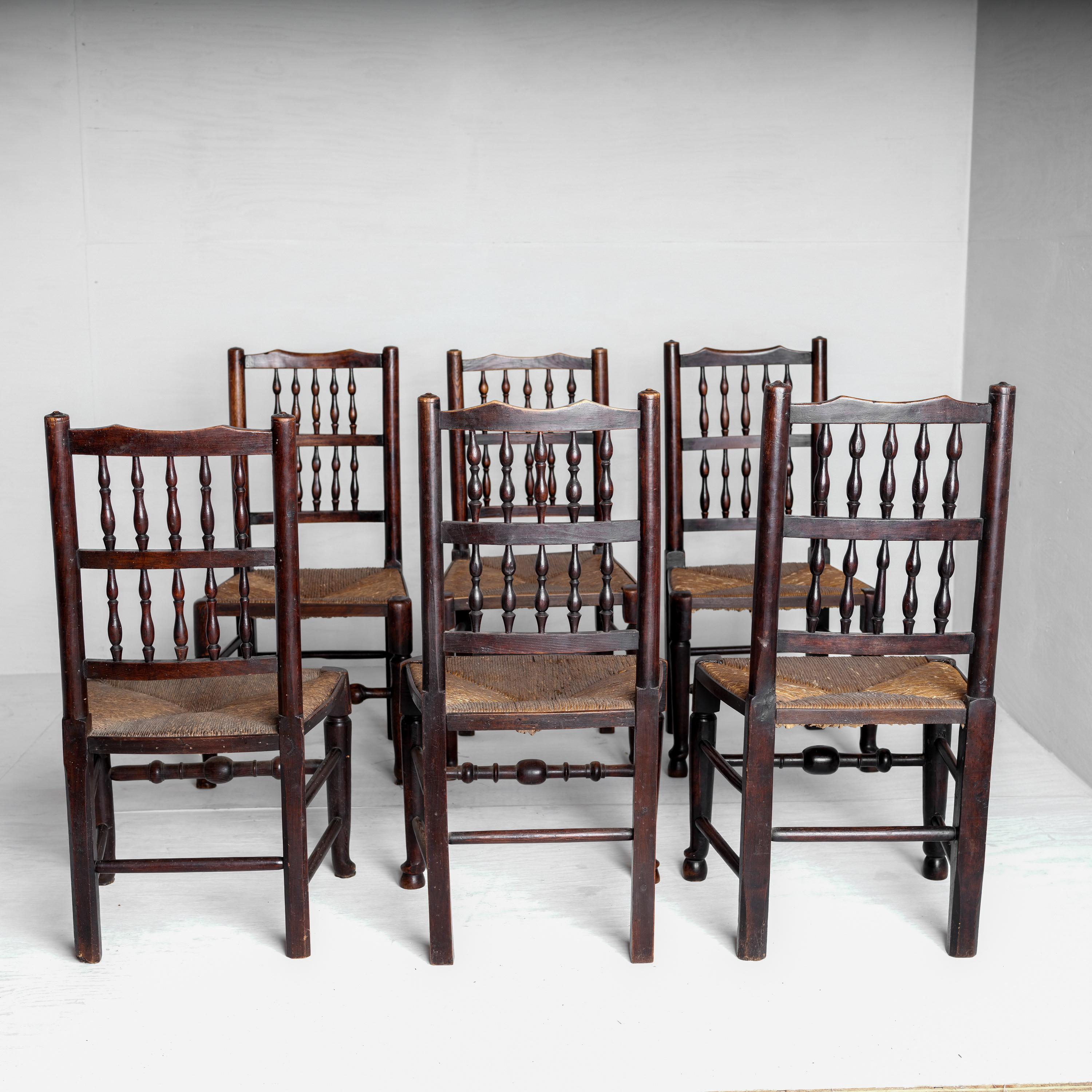 Questo set di sei sedie Lancashire con schienale a fuso è stato realizzato tra il 1870 e il 1880. Il Lancashire, una contea dell'Inghilterra nord-occidentale, è noto per le streghe, il formaggio e sedie come queste. 

Le sedie misurano 38 pollici di