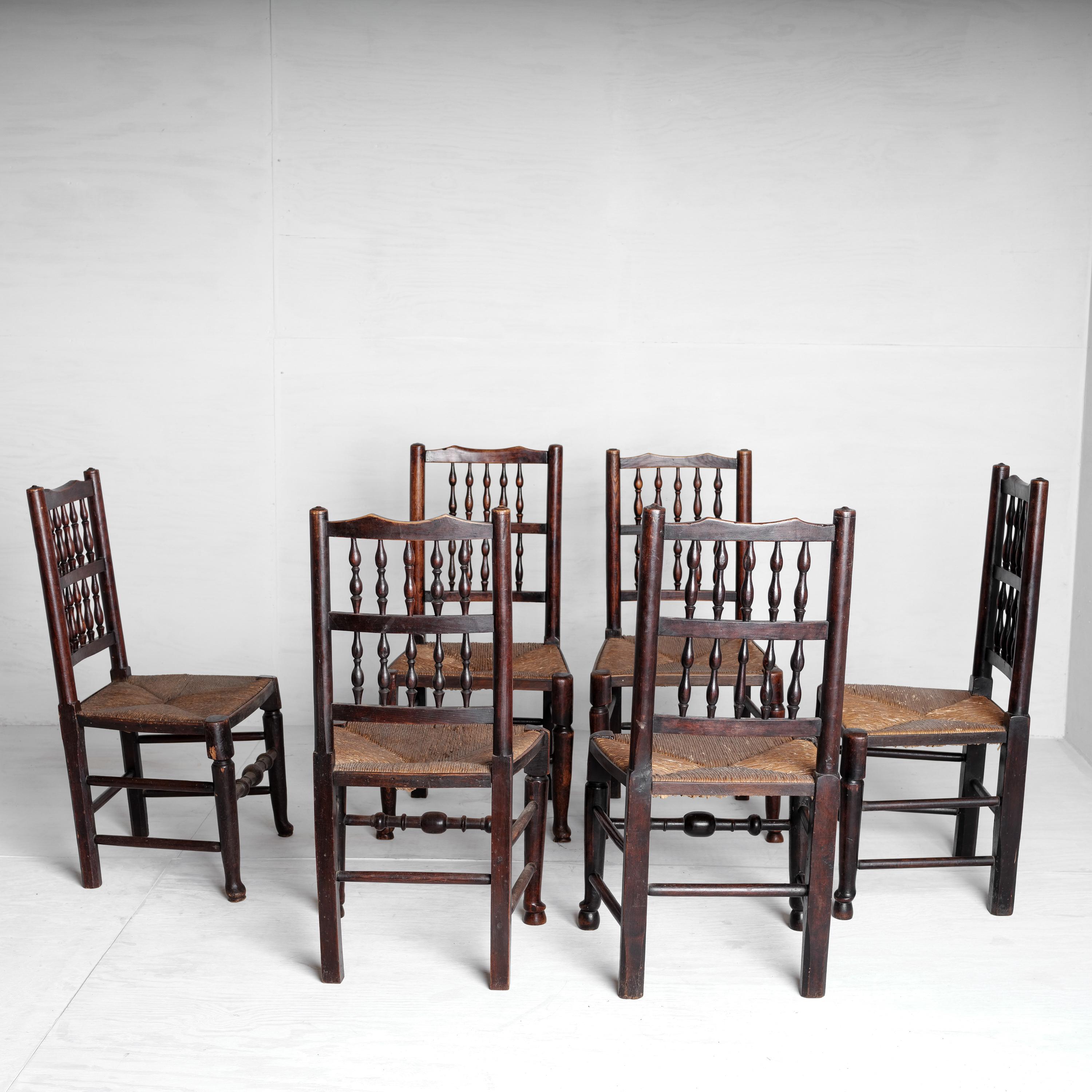 Intagliato Sedie da fattoria con schienale a fuso Lancashire, circa 1870-1880, set di 6 pezzi in vendita