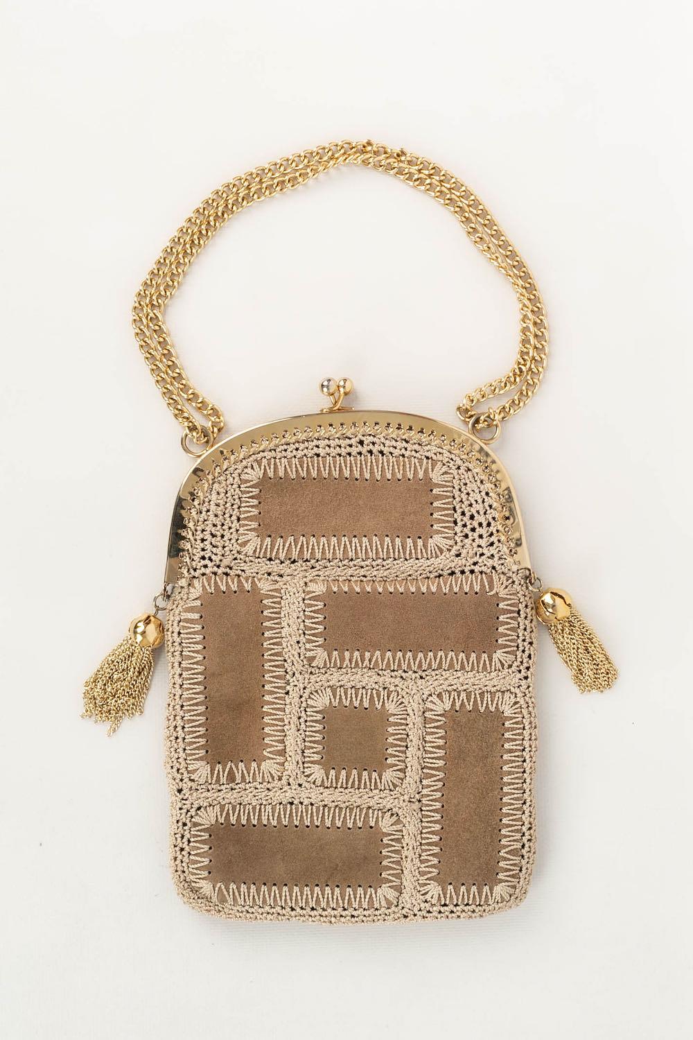 LANCEL -Small suede and gold metal bag.

Condition:
Very good condition

Dimensions:
Height: 24 cm - Width: 17 cm - Depth: 2 cm - Handle: 65 cm

SKU:S134