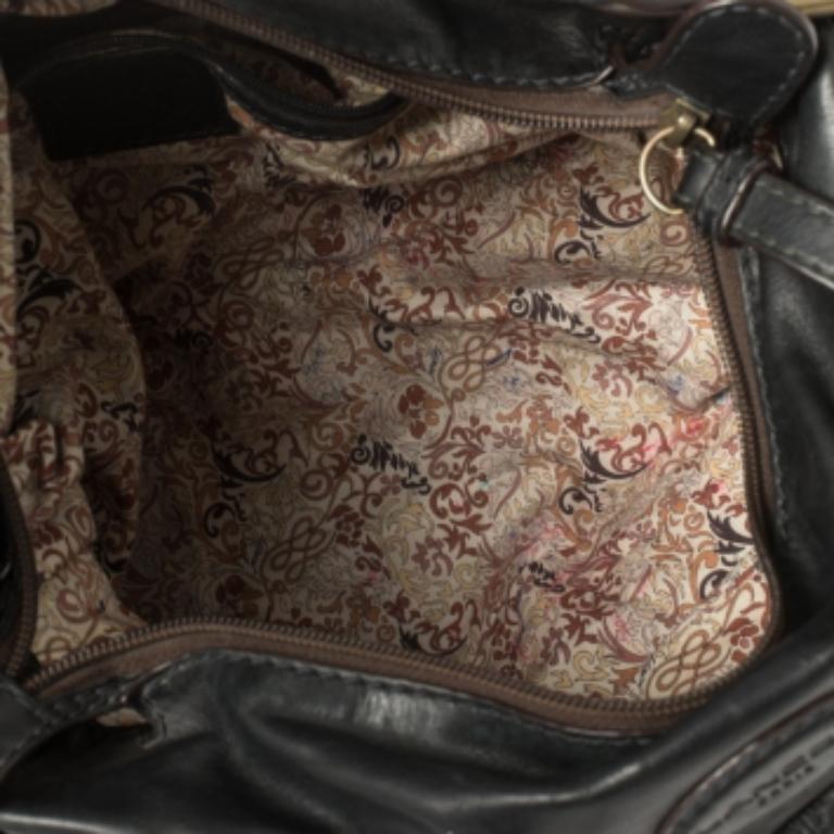 Le sac hobo de Lancel se caractérise par sa forme subtilement élancée et malléable, qui offre suffisamment d'espace pour ranger vos essentiels. Fabrice en cuir dans une teinte noire, il est doté d'un intérieur doublé de tissu et se suspend à une