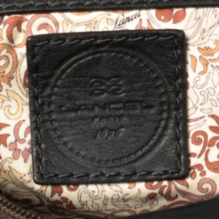 Noir Lancel Hobo à poche frontale en cuir noir en vente