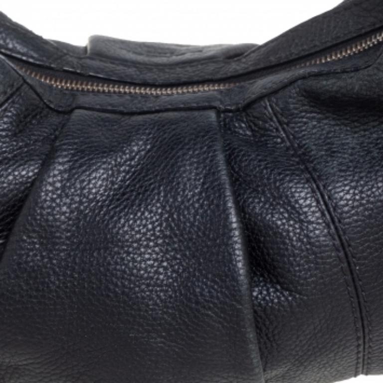 Le sac hobo de Lancel a une forme subtilement élancée et malléable qui offre suffisamment d'espace pour ranger vos essentiels. Fabrice en cuir dans une teinte noire, il est doté d'un intérieur doublé de tissu et se suspend à une poignée unique. Au