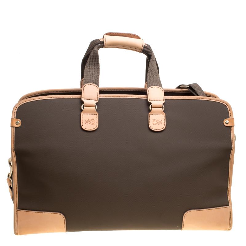 La maison de mode Lancel propose ce week end qui est absolument digne d'être flamboyant. Le sac a été fabriqué en nylon et est doté de garnitures en cuir, de deux poignées supérieures et d'une bandoulière. Le sac est doté de pieds en métal et d'une
