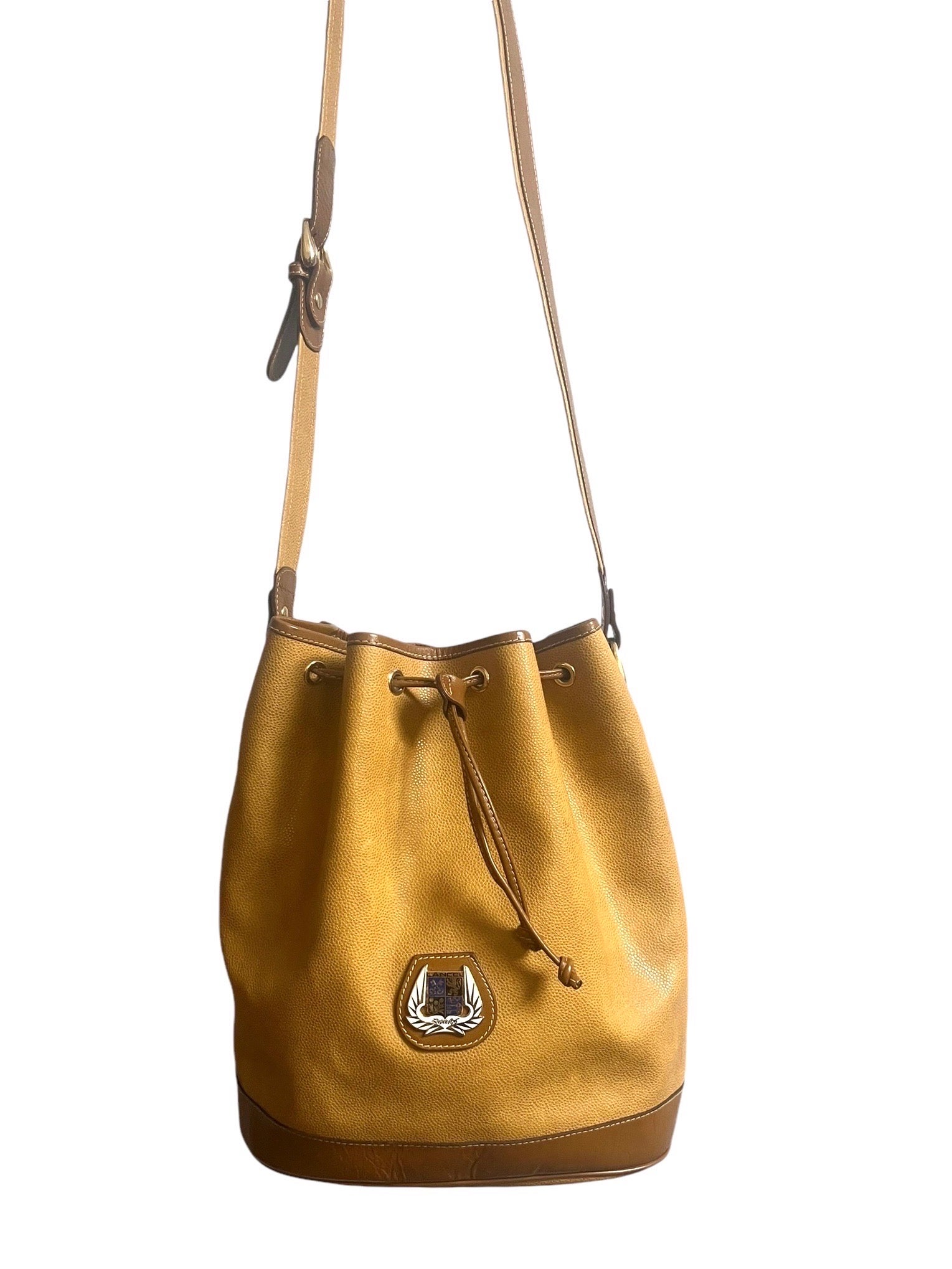Wunderschöne kamelfarbene Ledertasche von Maison Lancel aus den 1990er Jahren.
Diese prächtige Handtasche von Lancel ist eimerförmig:
Der Eimer ist eine sehr berühmte Tasche von Maison Lancel.
Sie hat einen großen verstellbaren Griff aus genarbtem