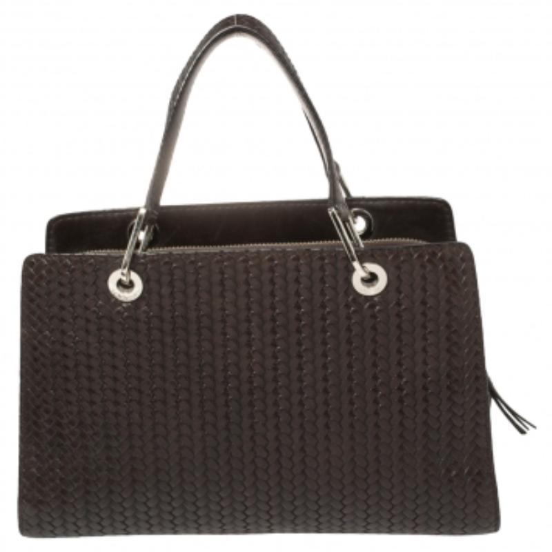 Elegant and stylish, Lancel collections capture the effortless, nonchalant finesse of the modern woman. Crafted from leather in a dark brown hue, this chic tote features a handy front pocket and a spacious interior. The sleek, understated silhouette
