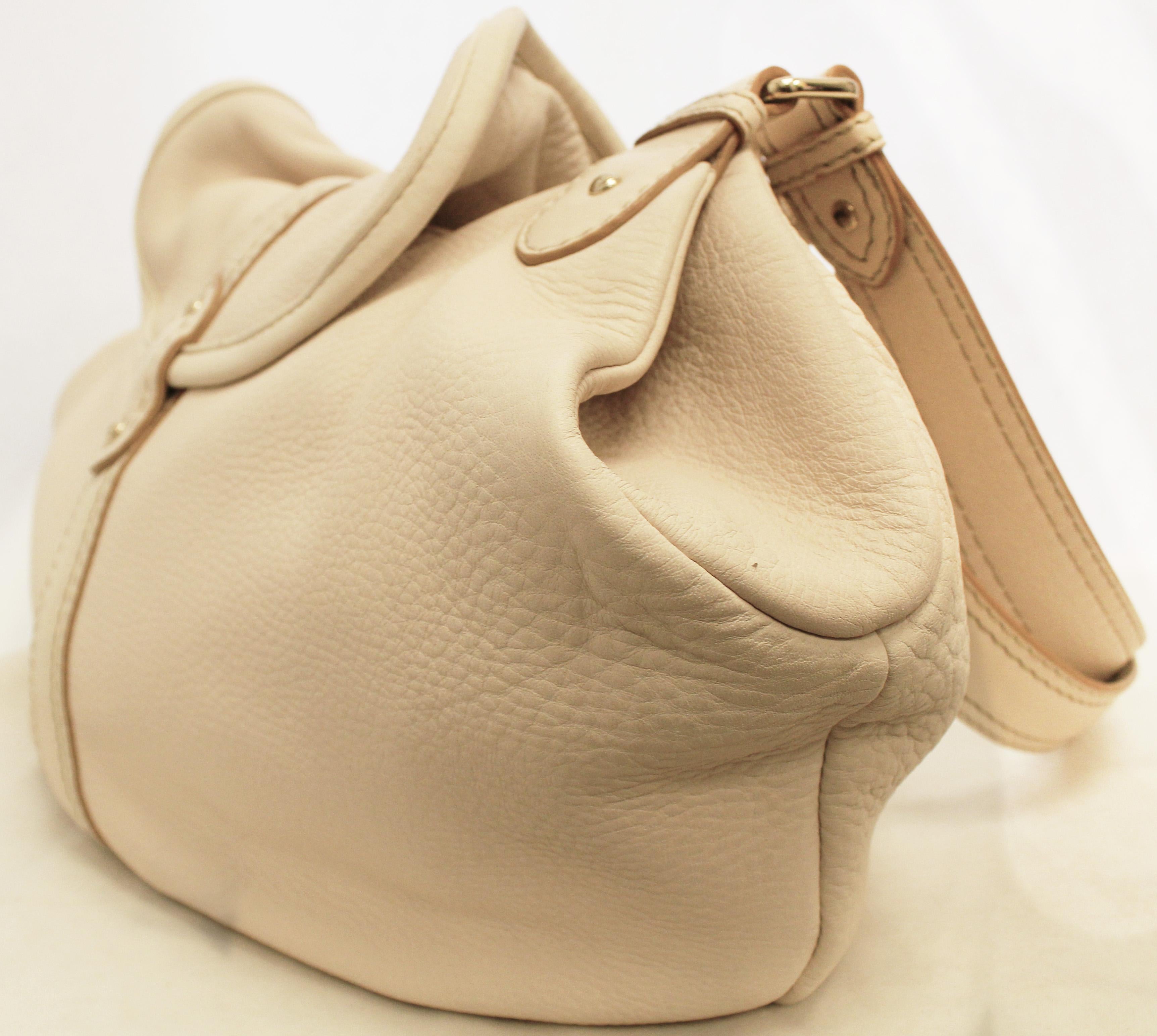 Lancel - Cuir de galet ivoire - Deux bracelets  Sac à bandoulière Excellent état - En vente à Palm Beach, FL