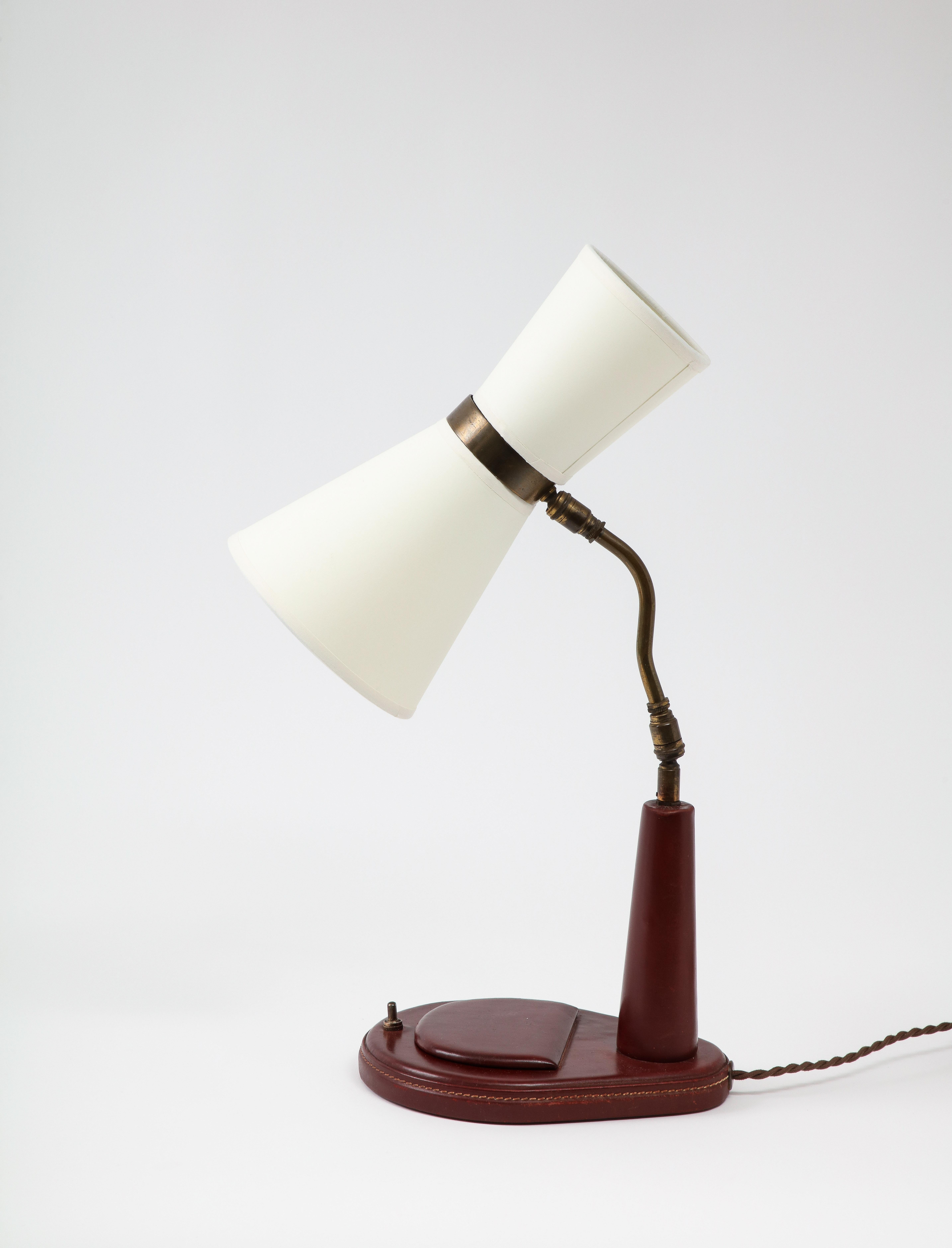Mid-Century Modern Lampe de bureau Lancel en cuir bourgogne d'après Adnet, France, années 1960 en vente