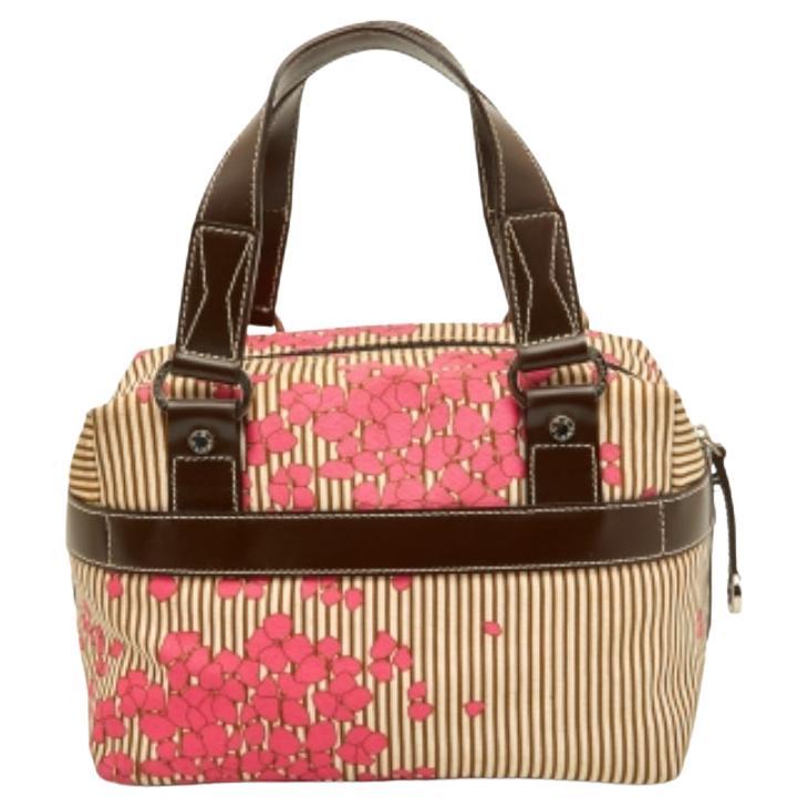 Esta cartera está confeccionada con materiales de la mejor calidad en un diseño elegante. Versátil y funcional, tiene un buen tamaño para su uso diario.