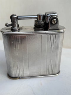 Lancel Paris, horloge de table/de bureau briquet Art Deco en métal argenté .