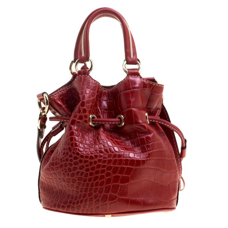 This Premier Flirt bag from Lancel is simply terrific! From its bucket shape to its artistic craftsmanship, the bag simply sweeps us off our feet. It has been crafted from croc-embossed leather and coated in a red shade. The bag is designed with