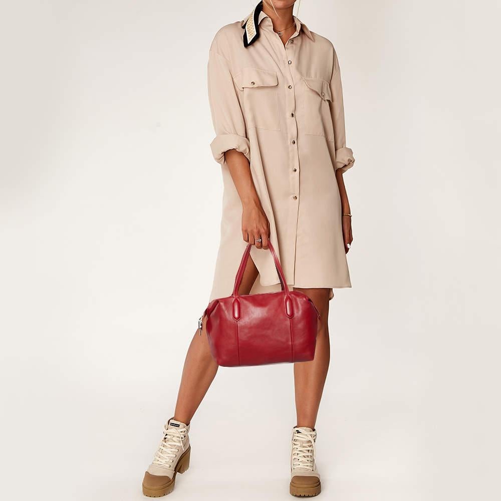 Designer bags are ideal companions for ample occasions! Here we have a fashion-meets-functionality piece crafted with precision. It has been equipped with a well-sized interior that can easily fit all your essentials.

