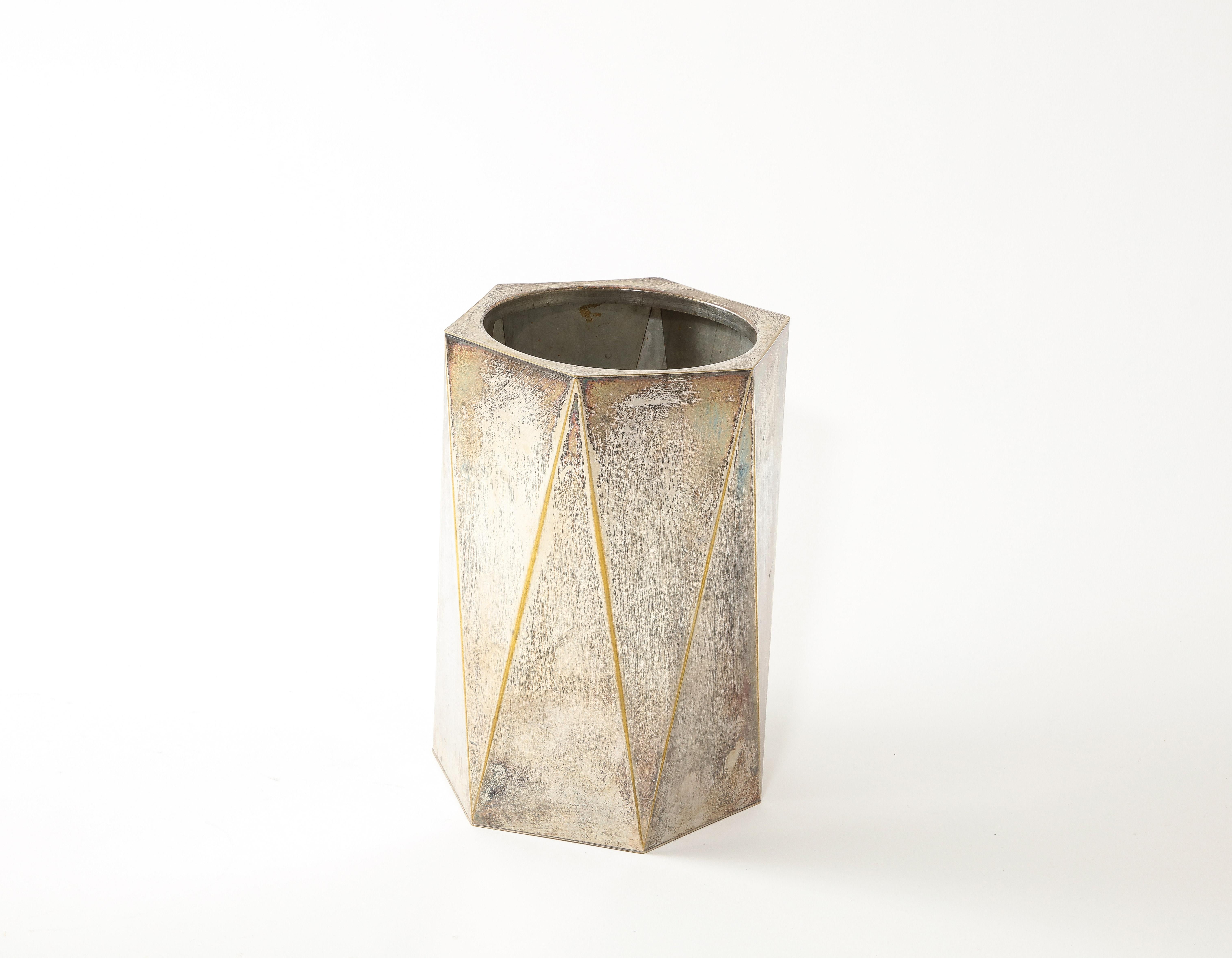 Kubistisch inspirierte Vase von Lancel aus versilbertem Messing, Punzierungen auf dem Boden.