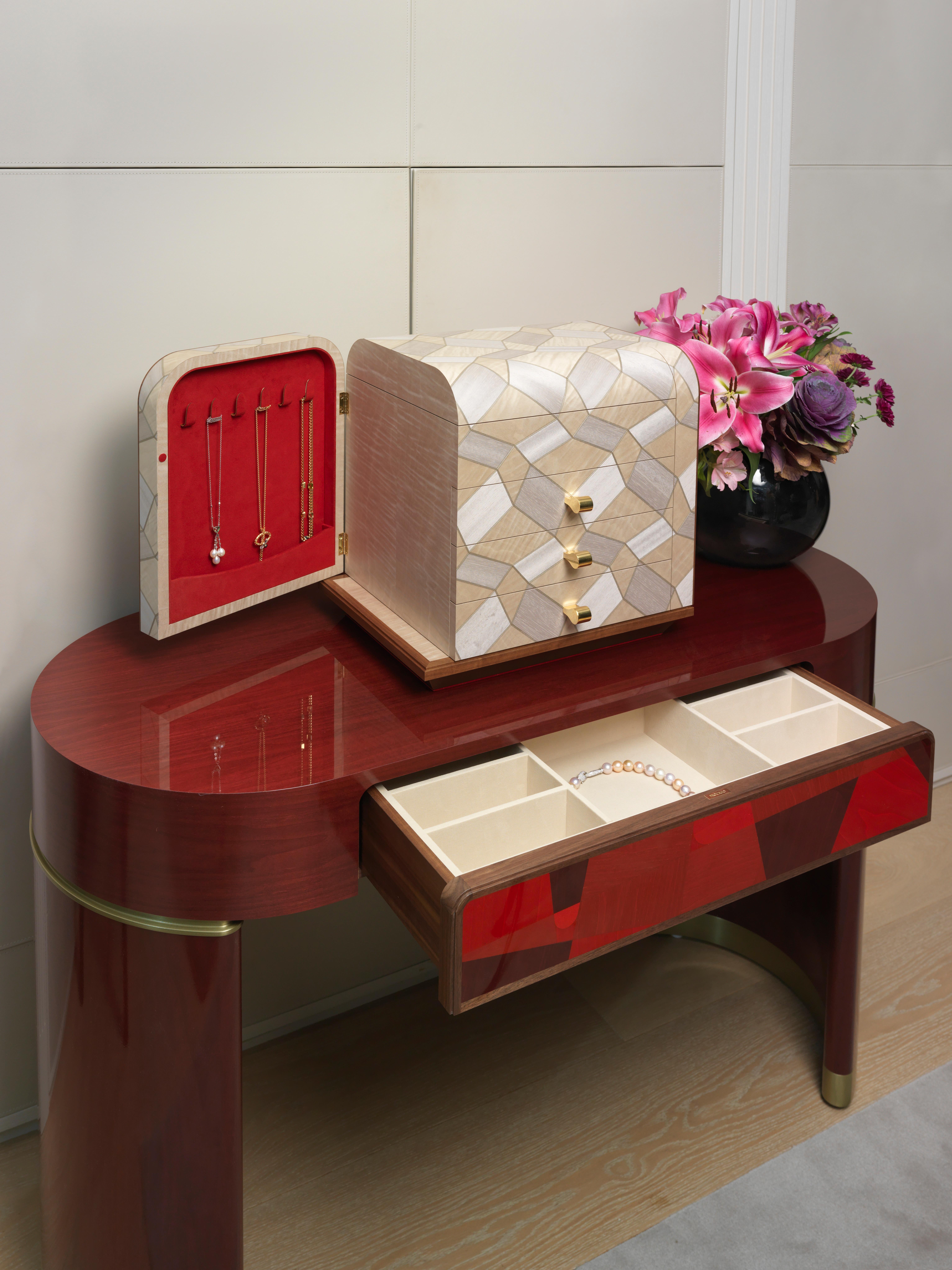 Bureau/coiffeuse Aancelot en placage de marqueterie rouge et laque brillante Excellent état - En vente à London, GB