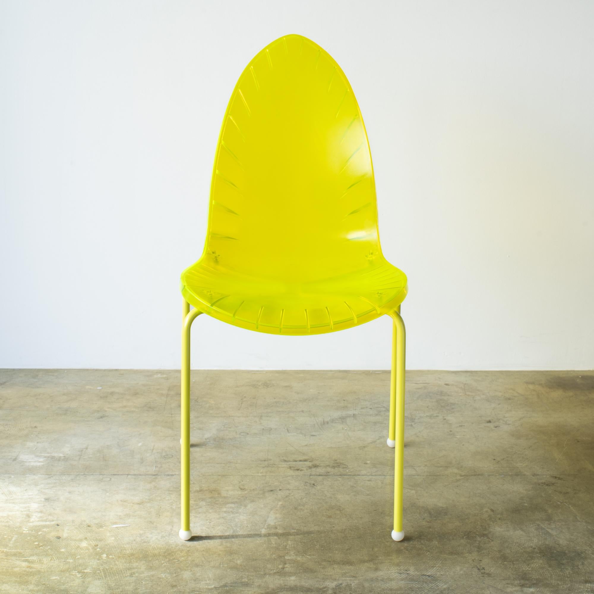 Chaise jaune fluo qui attire l'attention.  Platt and Young l'a conçu au début des années 2000 pour Driade. 
Le jaune néon est tellement remarquable et pop pour l'espace. 
C'est le style de l'intérieur et du design de l'an 2000. Il s'agit également