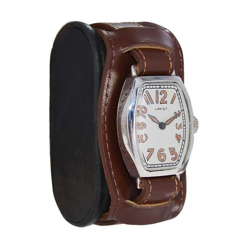 FABRIK / HAUS: Lancet Watch Company
STIL / REFERENZ: Tonneau / Art Deco 
METALL / MATERIAL: Sterling Silber
CIRCA / JAHR: 1920er Jahre
ABMESSUNGEN / GRÖSSE: Länge 27mm X Breite 40mm
UHRWERK / KALIBER: Handaufzug / 15 Jewels 
ZIFFERBLATT / ZEIGER: