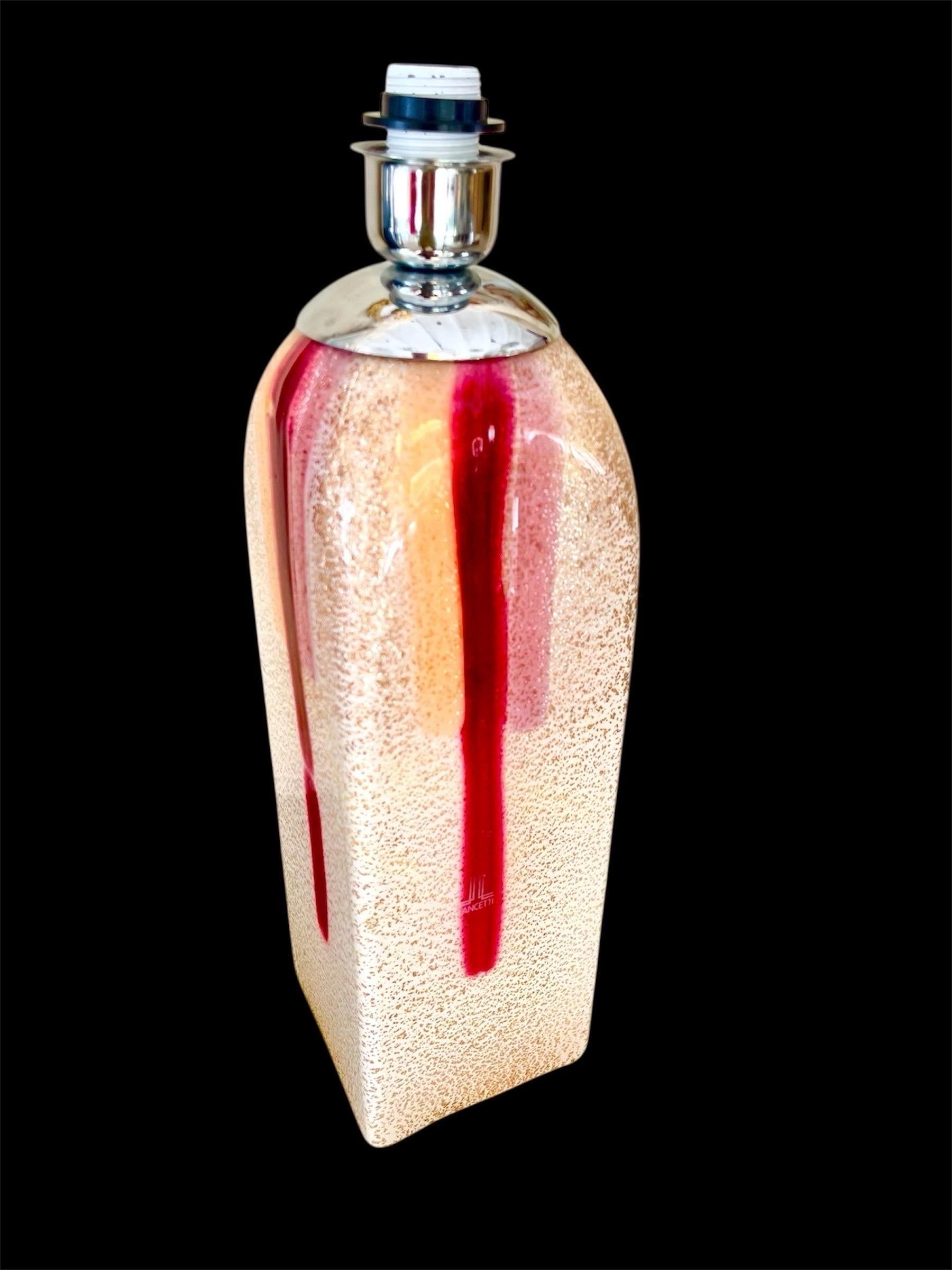Eine Lancetti Milano Tischleuchte aus Murano-Glas scheint den modischen Einfluss von Lancetti Milano (einem bekannten italienischen Modehaus) mit der handwerklichen Tradition der mundgeblasenen Murano-Glasleuchten zu verbinden. Zwar wird in keinem