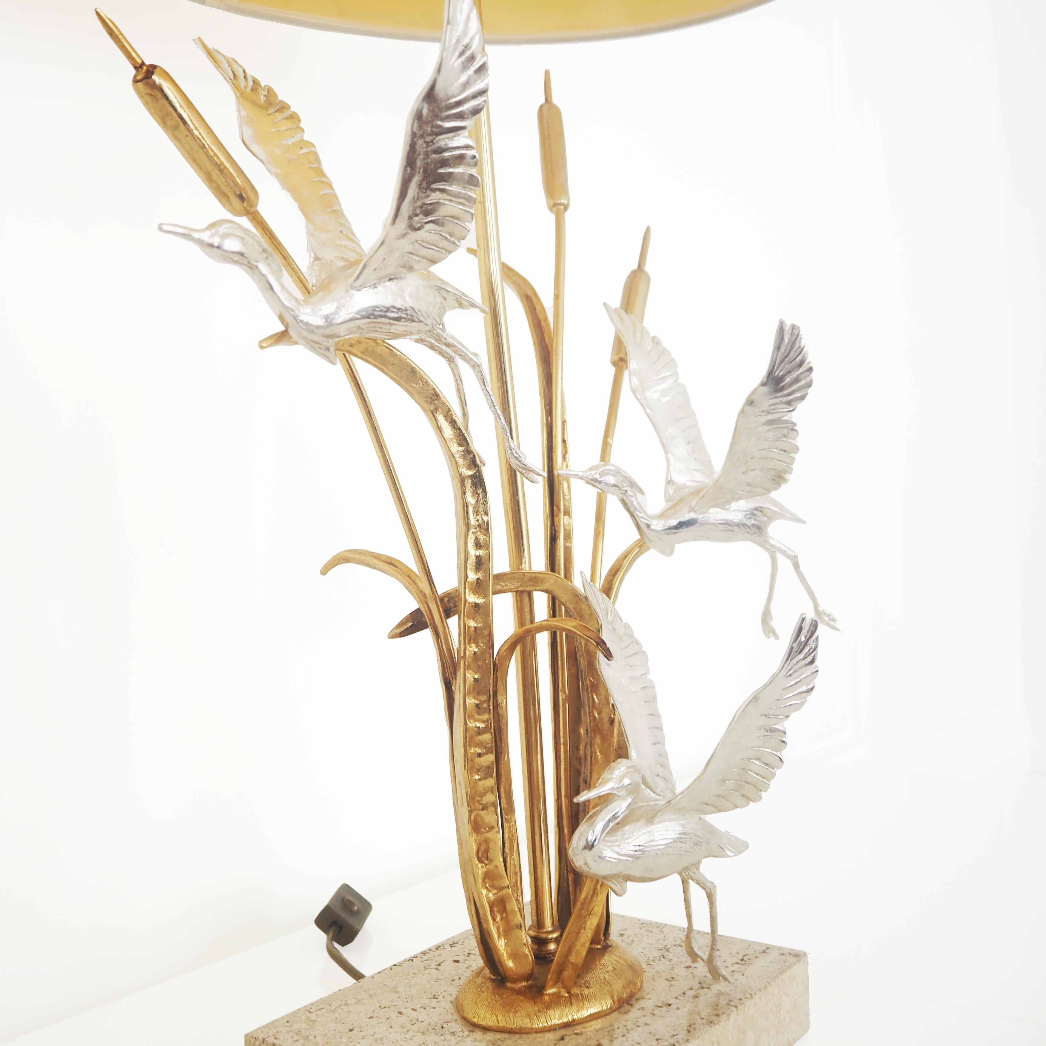 Una rara e scultorea lampada da tavolo a una luce del famoso artista italiano Lanciotto Galeotti, realizzata negli anni Settanta. Questo elegante pezzo sfoggia squisiti dettagli in ottone dorato e argentato, con graziosi e dinamici aironi in volo