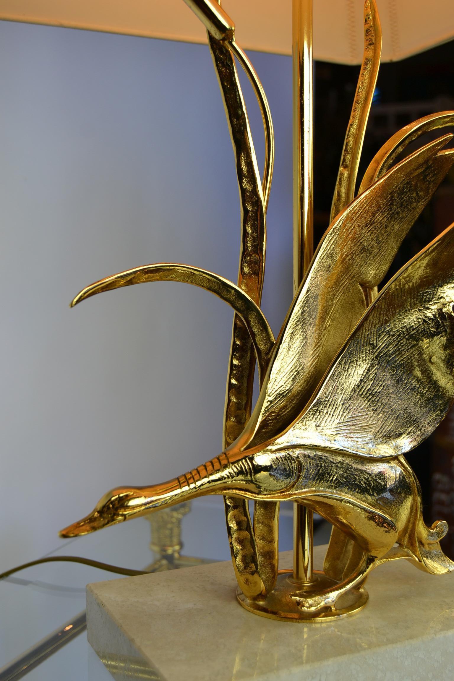 Lampada da tavolo dal design elegante del designer italiano Lanciotto Galeotti
per L' Originale Italy . Questo modello grande fatto a mano di luce da tavolo figurata è stato realizzato in modo artigianale. 
ha un'oca o un'anatra volante di grandi