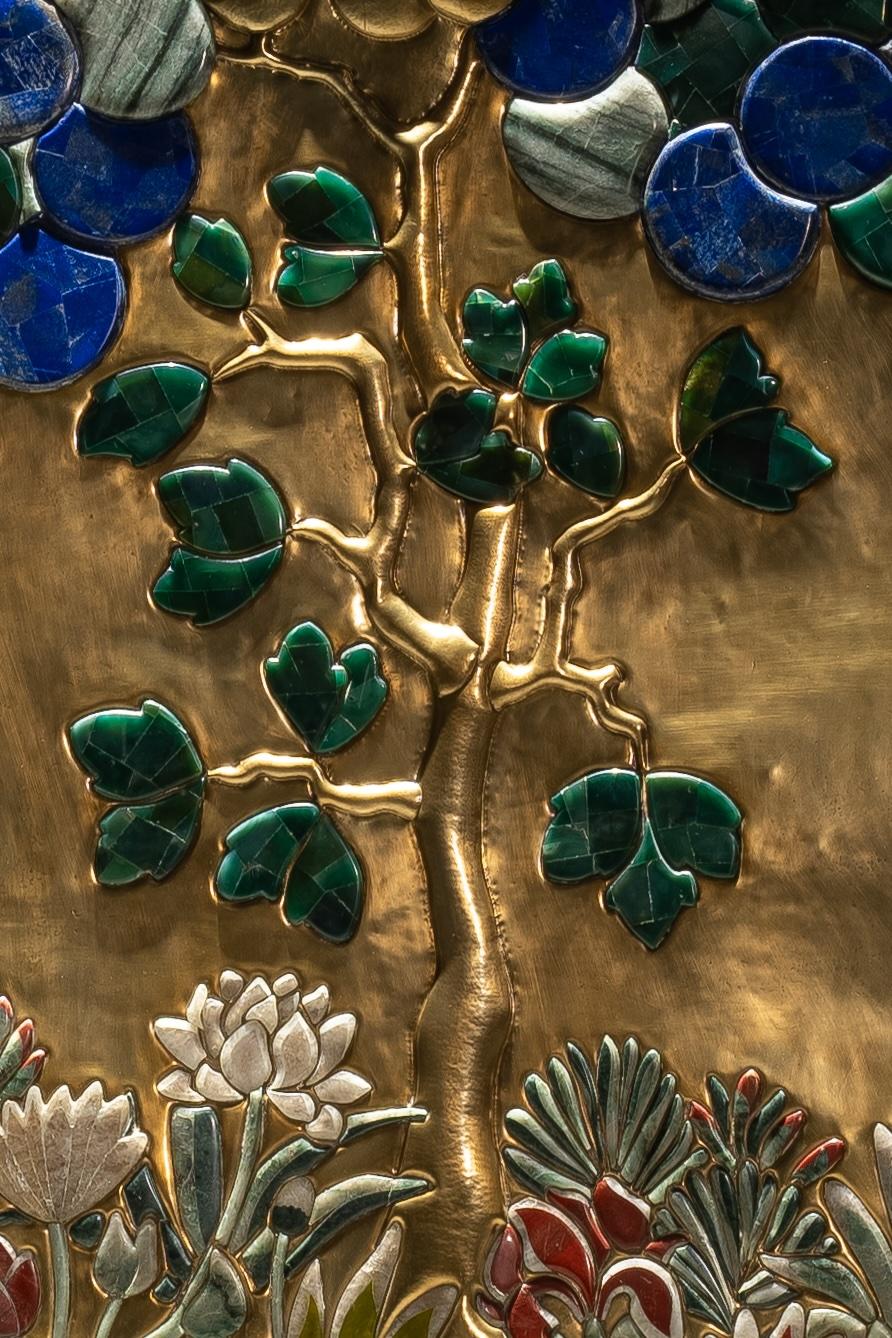 Der ferne Baum, beladen mit Cabochons als Früchte des Überflusses in Messing-Repousse. Sorgfältige Handarbeit mit schimmernden Edelsteinen und elegantem Messing. Einige der Edelsteine, die auf der Tafel zu finden sind, sind Lapislazuli, grüne Jade,