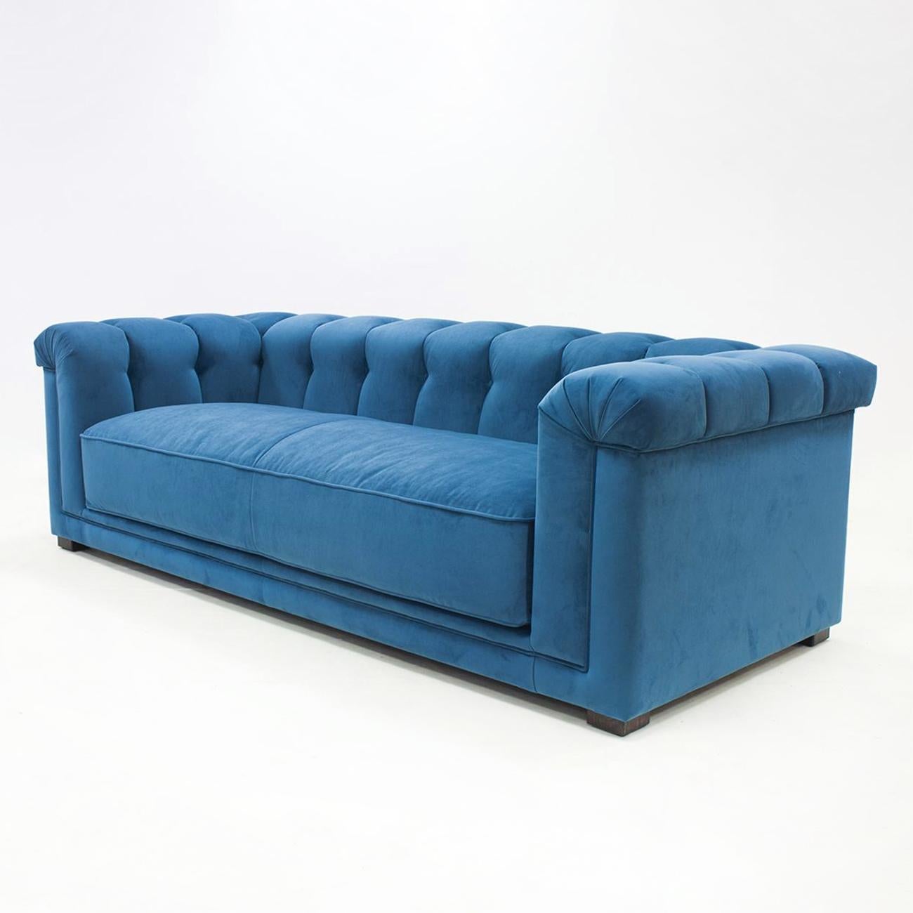 Sofa Lander with solid wood structure, upholstered
and covered with high quality blue velvet fabric Cat 1.
Available in:
L 250 x D 95 x H 70cm, price: 7900,00€.
L 225 x D 95 x H 70cm, price: 7200,00€.
L 200 x D 95 x H 70cm, price: 6900,00€.
L