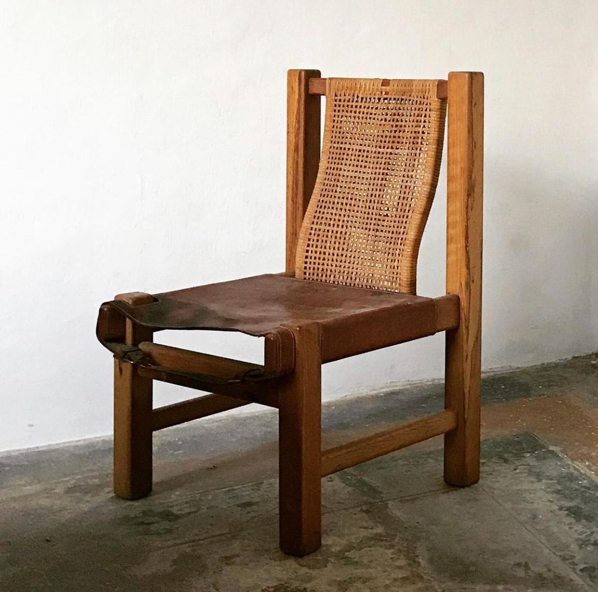 Mid-Century Modern Chaises d'appoint en osier, bois et cuir Lander en vente