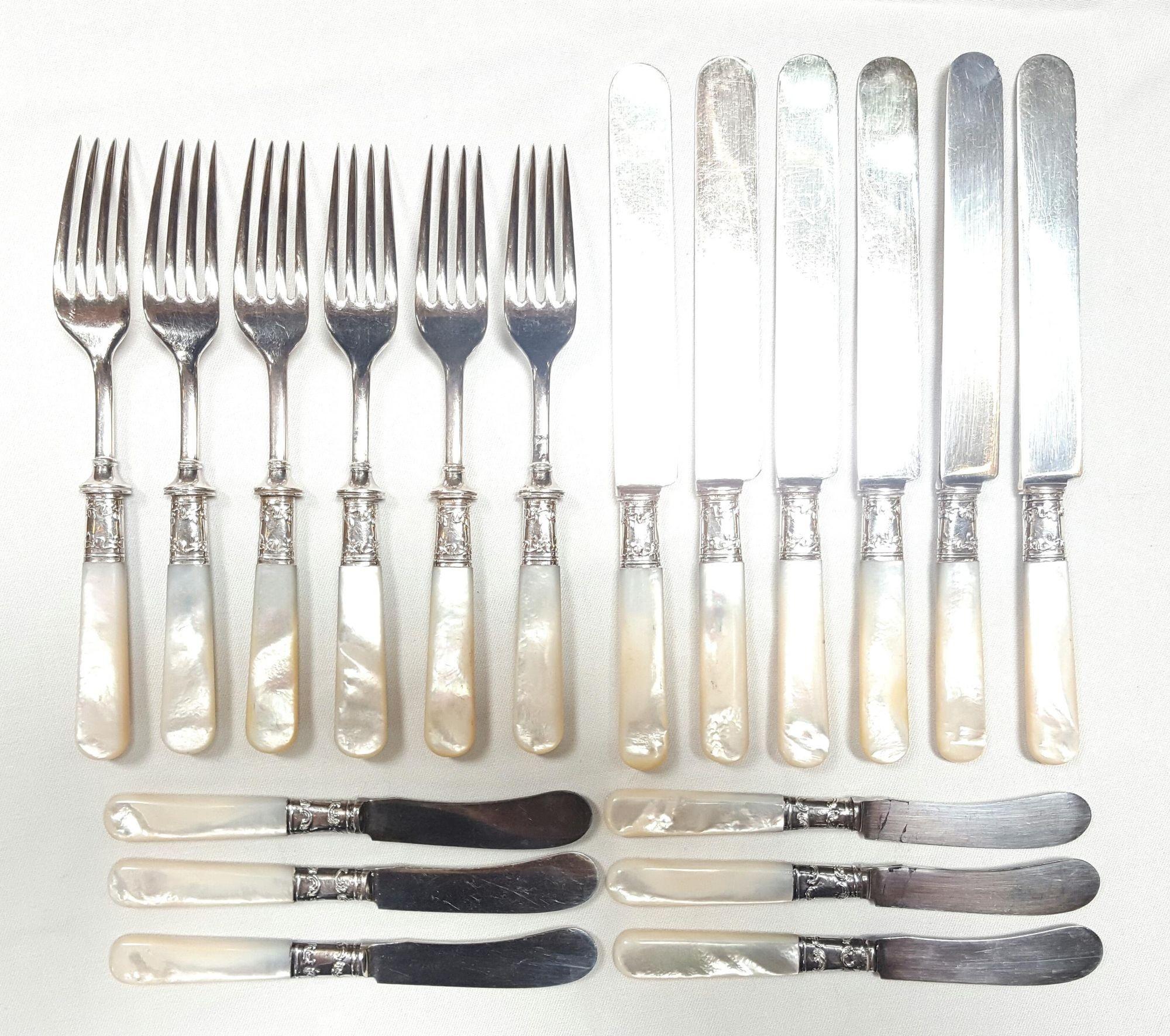 Landers, Frary & Clark Fish Set - Aetna Works
Qty: Set Of 18 Pieces (As Pictured) 6-Dinner Forks, 6 -Dinner Knives And 6-Butter Knives
Material: Mother Of Pearl Handles And Sterling Silver
Info: Beautiful 6 Serving Fish Set Made By Landers, Frary