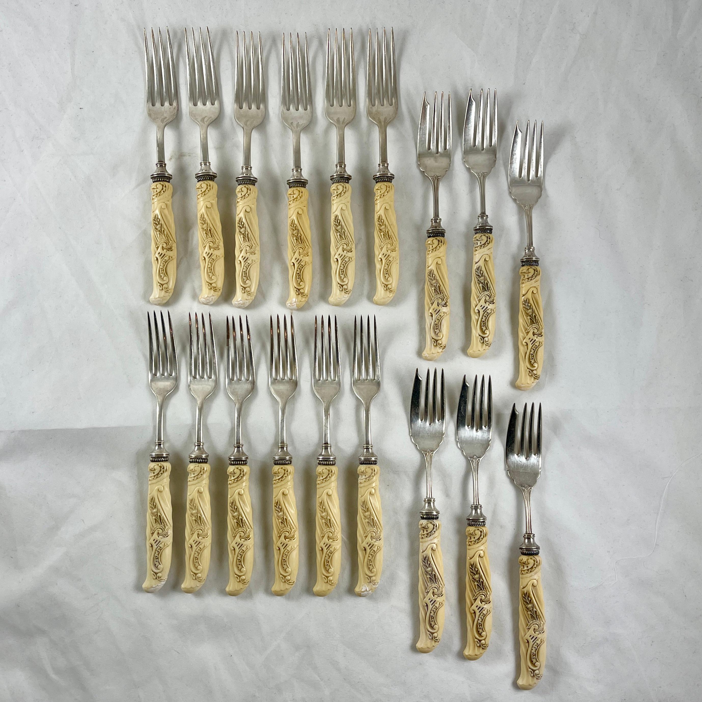 Landers, Frary & Clark Celluloid Ivory Handled Tableware Cutlery – 30 piece Set In Good Condition For Sale In Philadelphia, PA