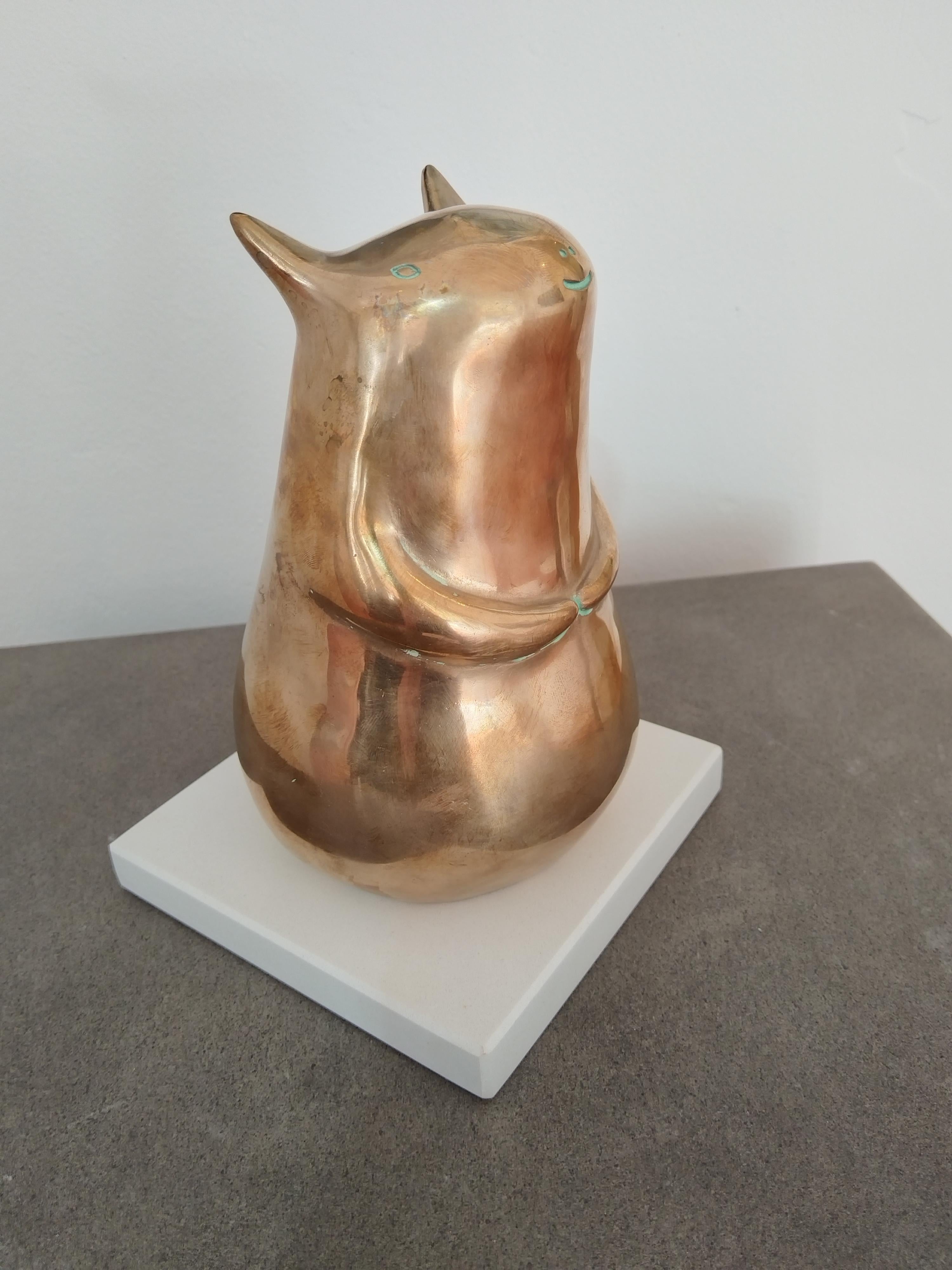 Quirky Bronzeskulptur mit glänzender Patina in limitierter Auflage 12/12 „Hello Creature“ – Sculpture von Landia Davies
