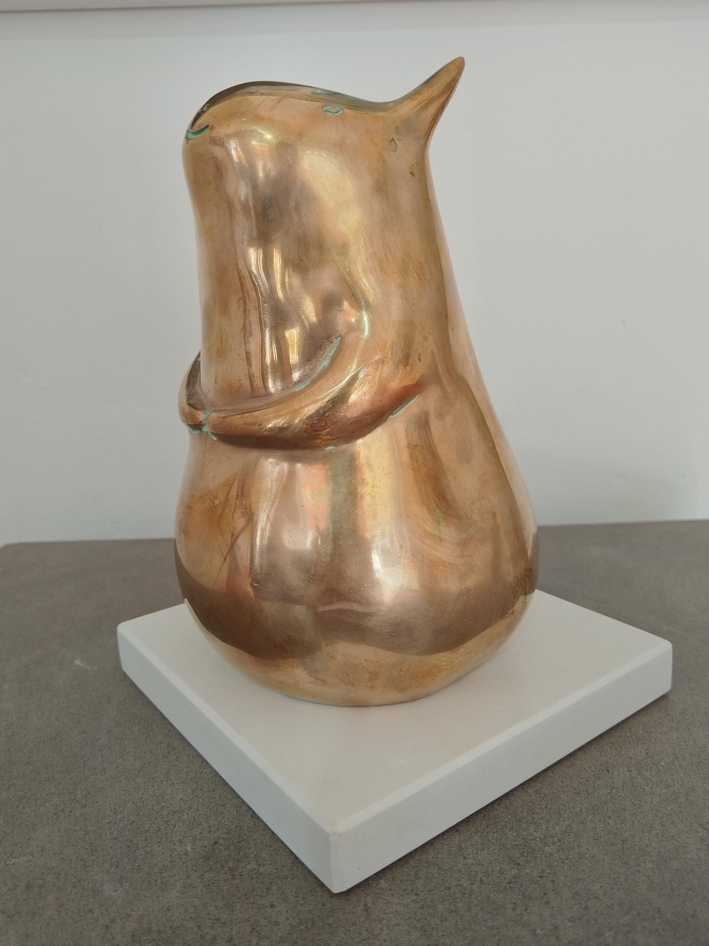 Quirky Bronzeskulptur mit glänzender Patina in limitierter Auflage 12/12 „Hello Creature“ (Zeitgenössisch), Sculpture, von Landia Davies