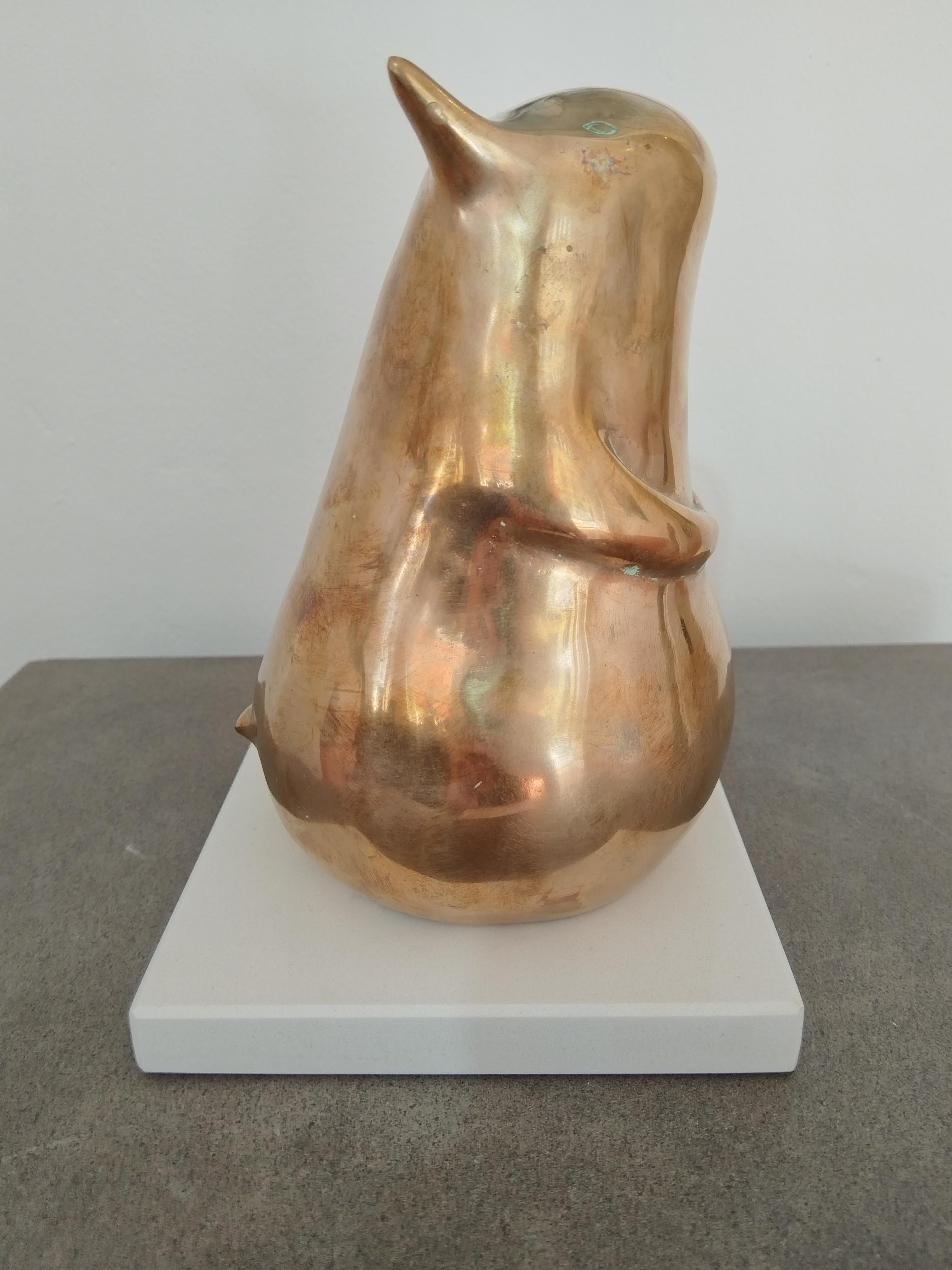 Quirky Bronzeskulptur mit glänzender Patina in limitierter Auflage 12/12 „Hello Creature“ (Gold), Figurative Sculpture, von Landia Davies