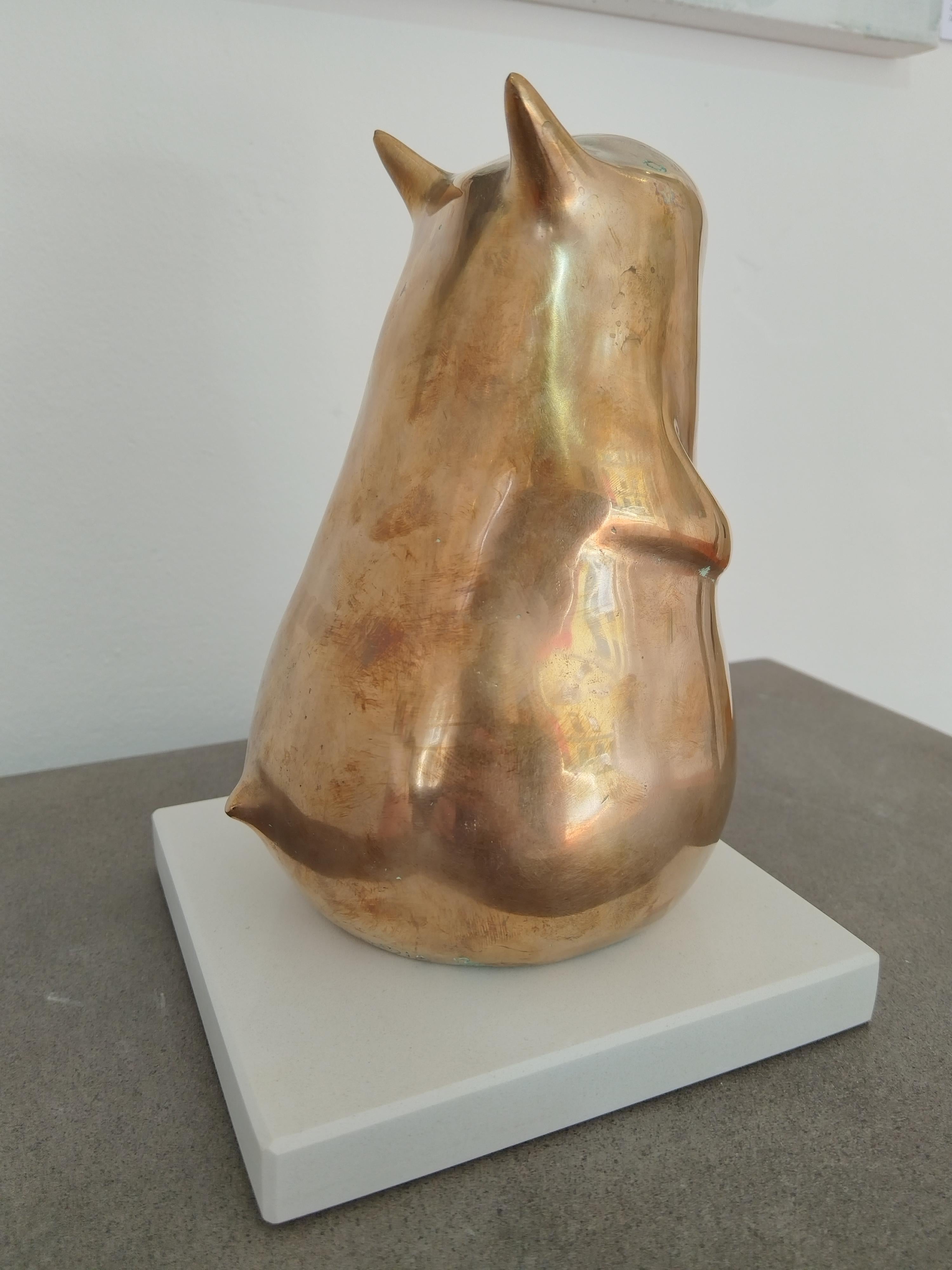 Ausgabe Nummer 12/12. Eine skurrile Skulptur aus glänzender Bronze, die auf einem 17 x 17 cm großen Sockel aus weißem Granit steht.

Davies schafft spielerische Skulpturen, die den Mut zur Verletzlichkeit zelebrieren. Ihre Skulpturen sind eine