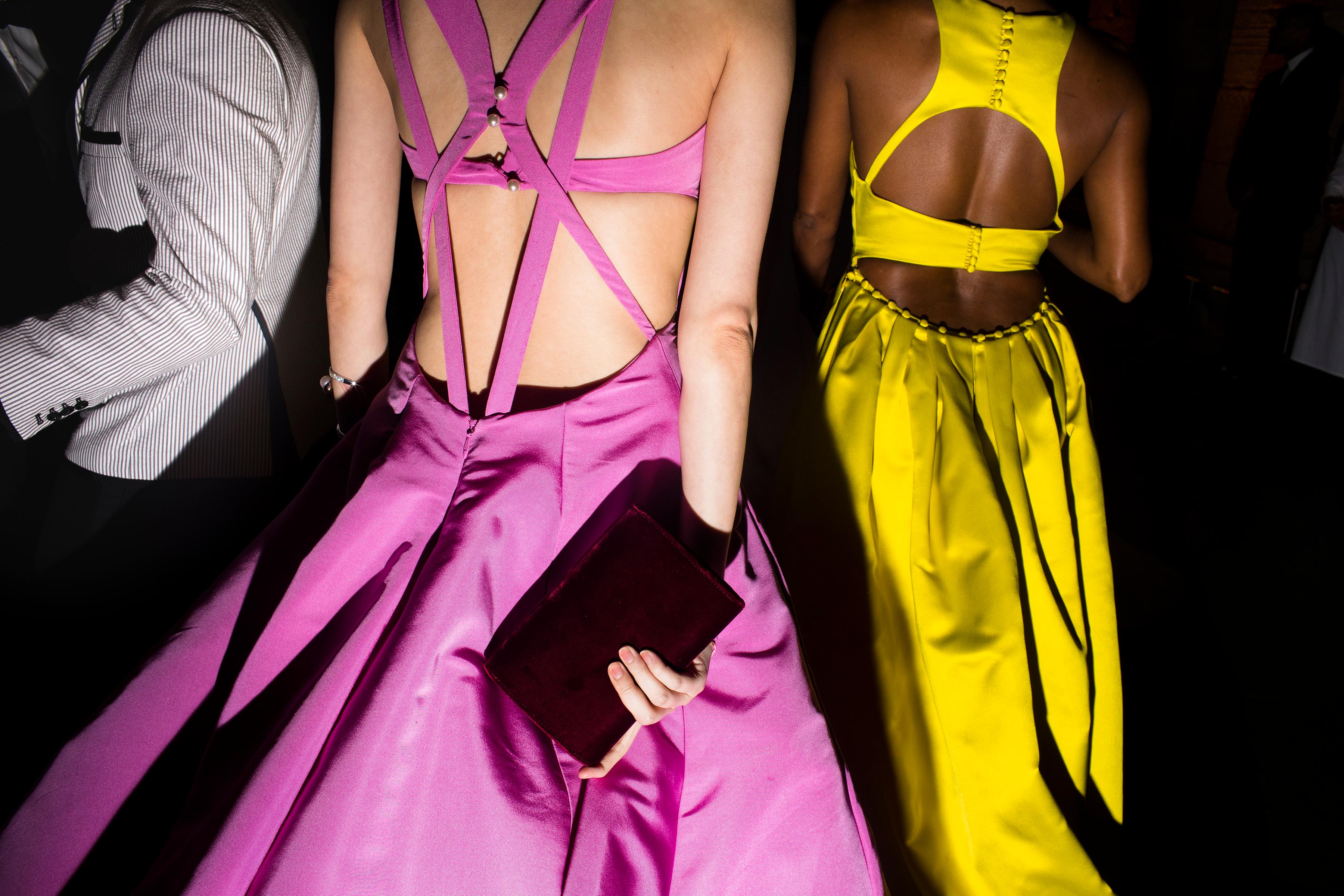 Figurative Photograph Landon Nordeman - « Le tissage de la scène (Met Gala avec Ming Xi & Gabrielle Union) » - Abstrait audacieux