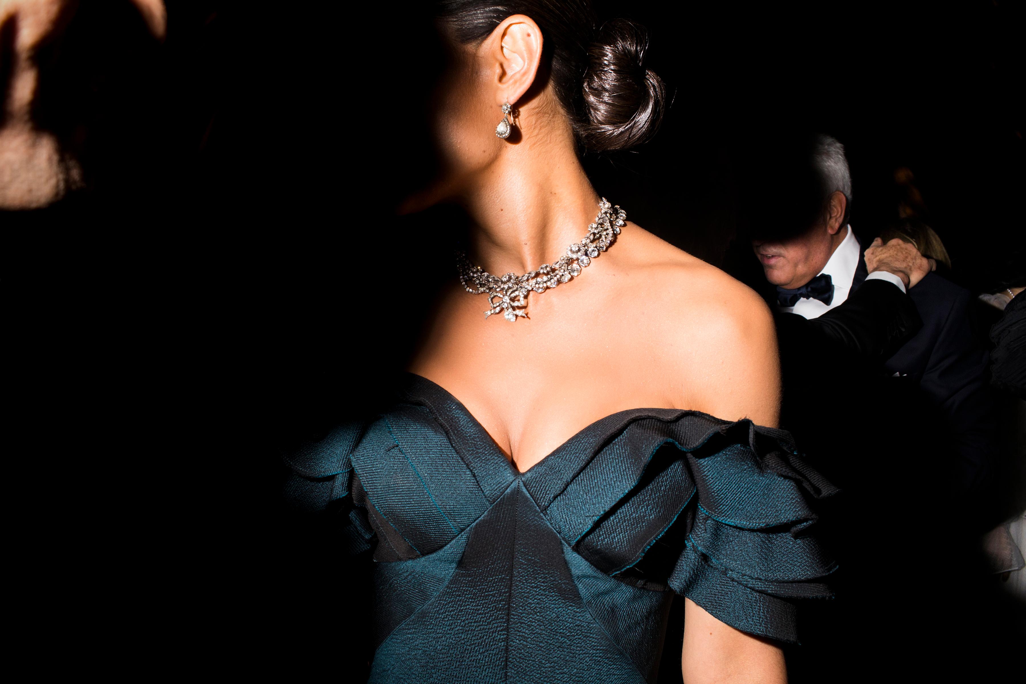 Figurative Photograph di Landon Nordeman - "La collana (Katie Holmes al Met Gala)" - Fotografia di moda astratta