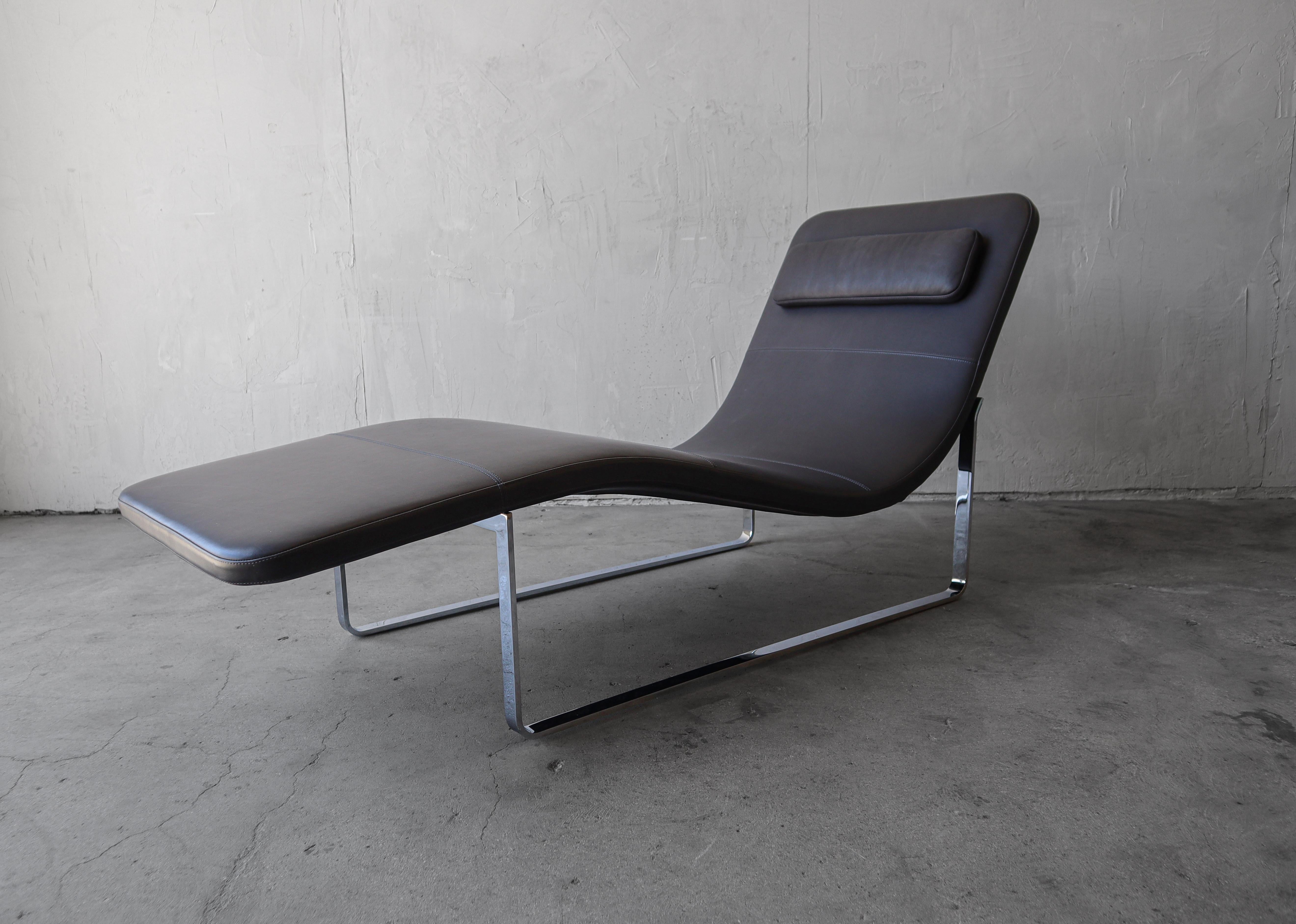 Chaise paisage de Jeffrey Bernett para B&B Italia.  Ligera y ágil, la chaise longue Landscape, de diseño esencial con armazón de acero inoxidable, es un auténtico bestseller de B&B Italia, una verdadera expresión de confort y elegancia.

La chaise