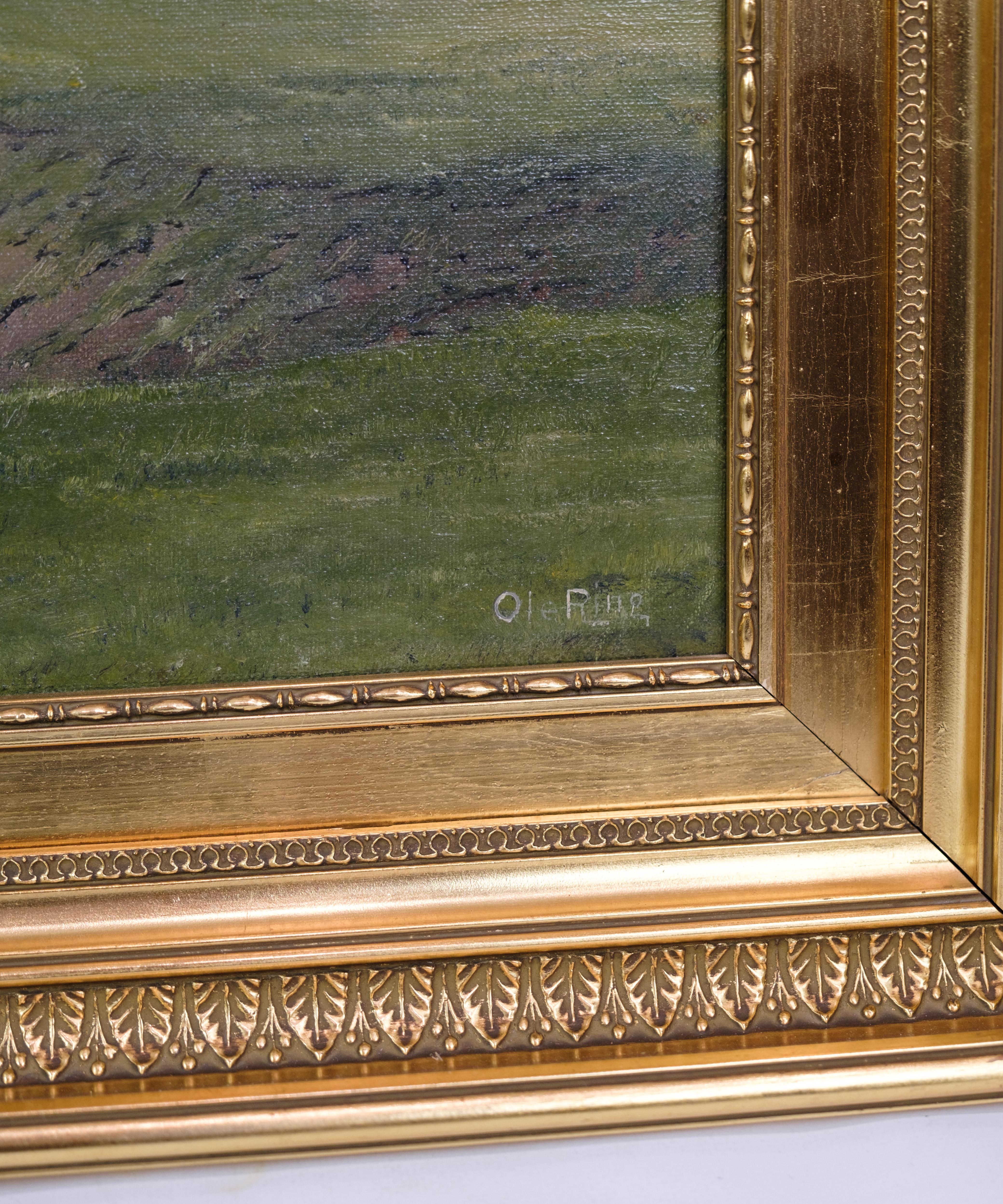 Landschaftsgemälde mit Blattgoldrahmen des Künstlers Ole Ring (geb. 1902 - gest. 1972), der in der Gegend von Roskilde, Dänemark, lebte. Das Bild zeigt vermutlich die Landschaft um den Wald von Boserup, der auf der Rückseite abgebildet ist.
H: 55,5