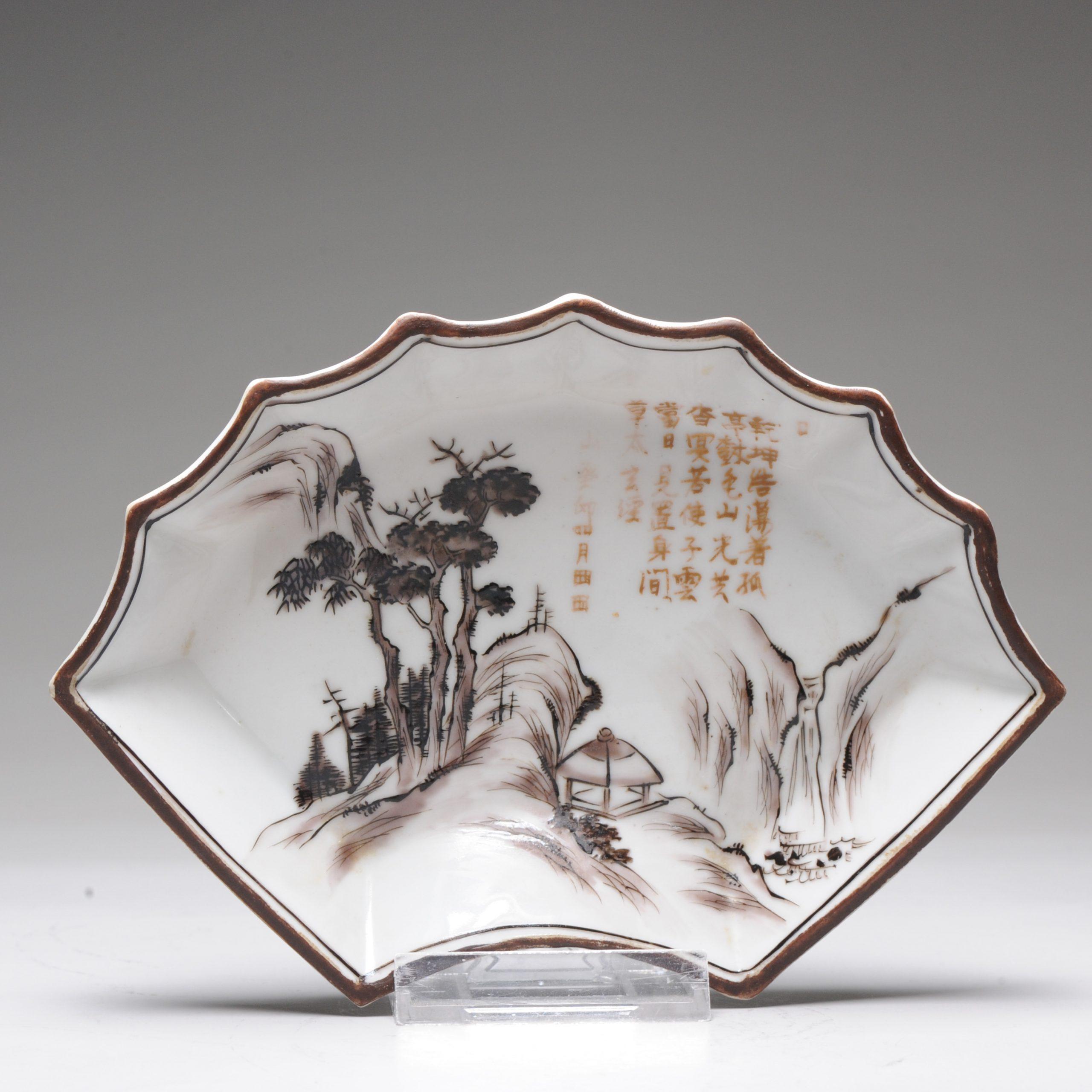 Description

Lovely and detailed piece with a great decoration of a poem and landscape

Condition
Overall Condition some enamel loss and 1 small chip to rim. Size 193x135x28mm DXDxH

Period
20th century.