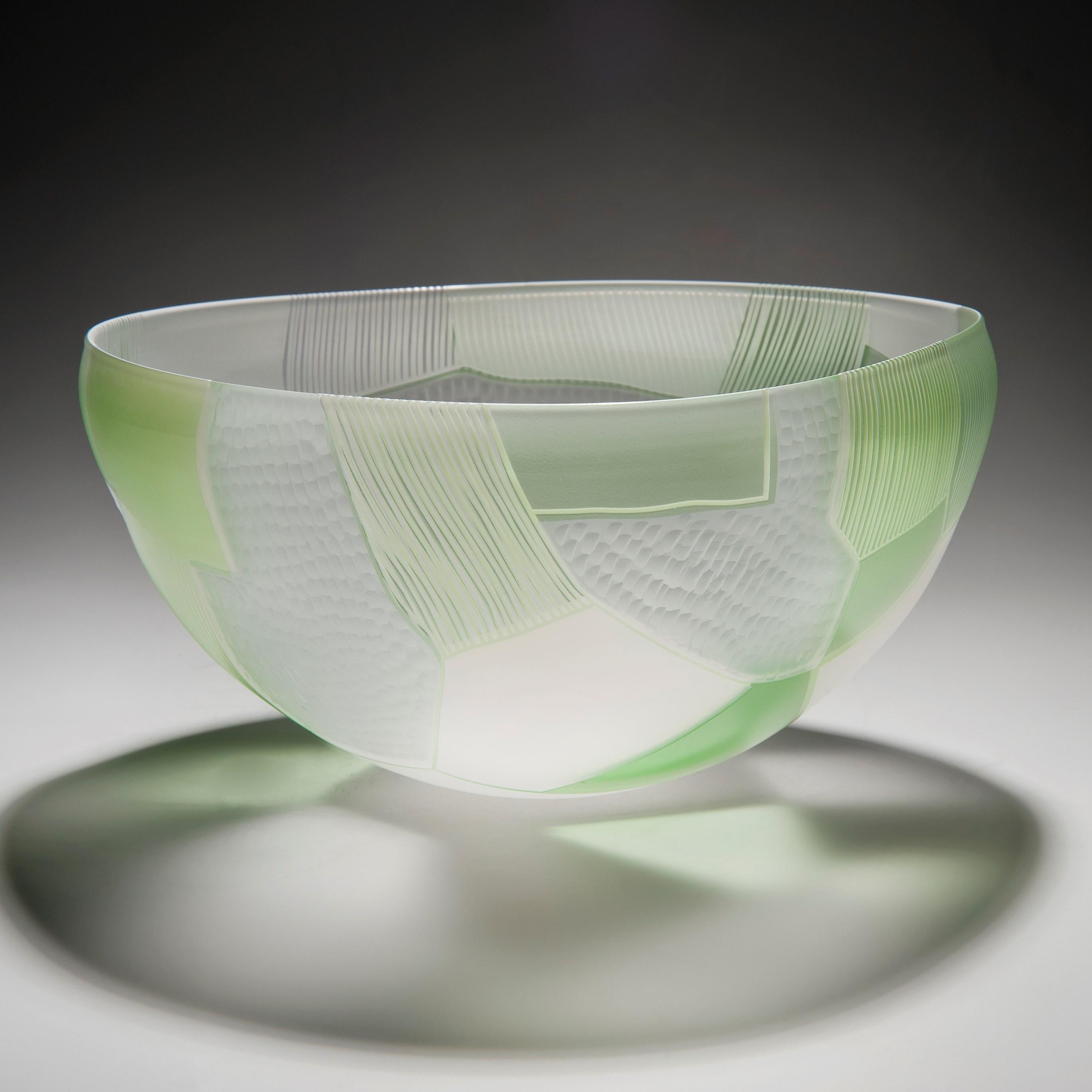  Landschaftsstudie Grüne über weiße, abstrakte, gemusterte Glasschale von Kate Jones (Britisch) im Angebot